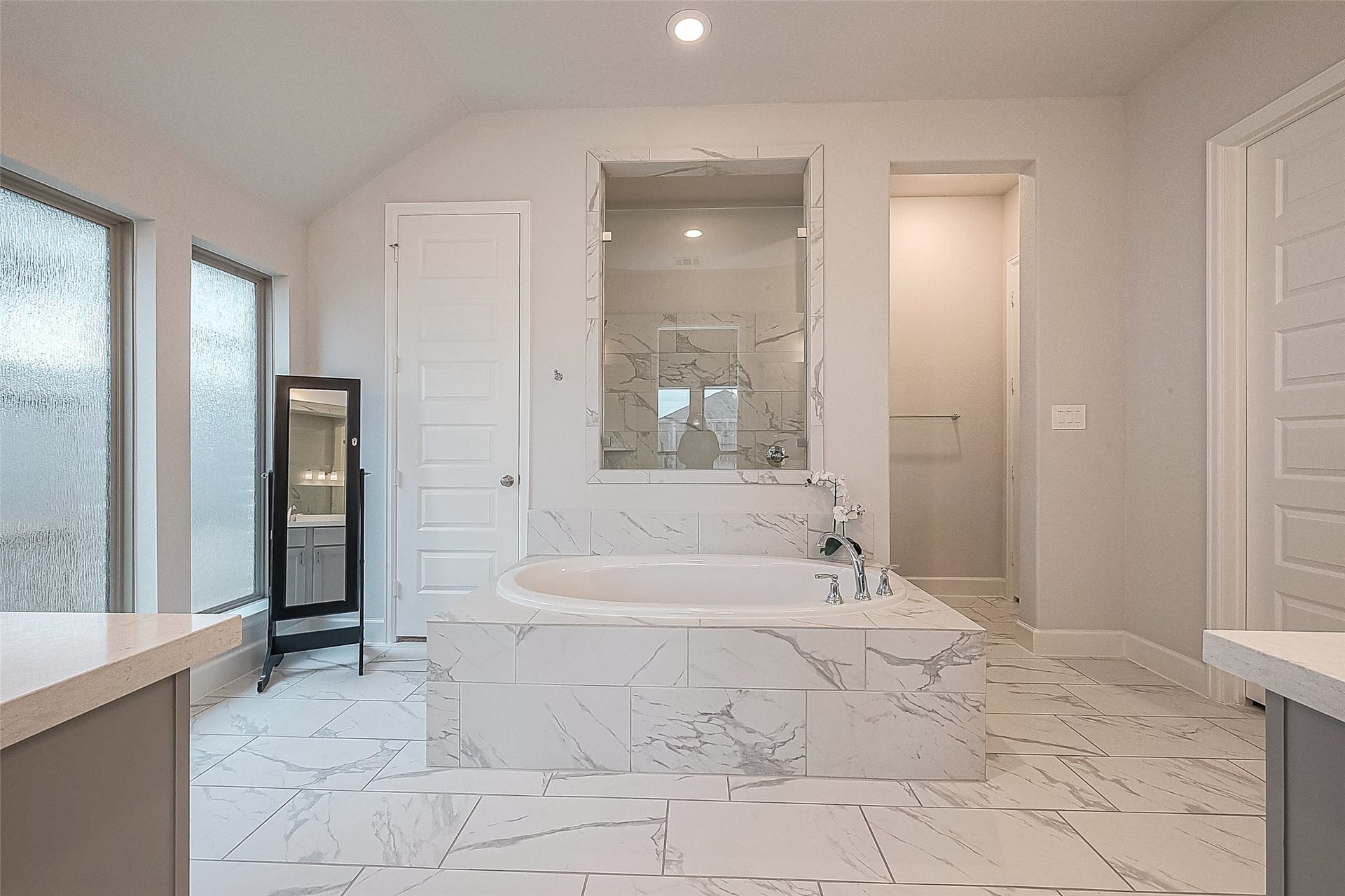29042 Hauter Way, Fulshear, TX 77441 Primary bath with dual vanities, soaking tub and separate shower