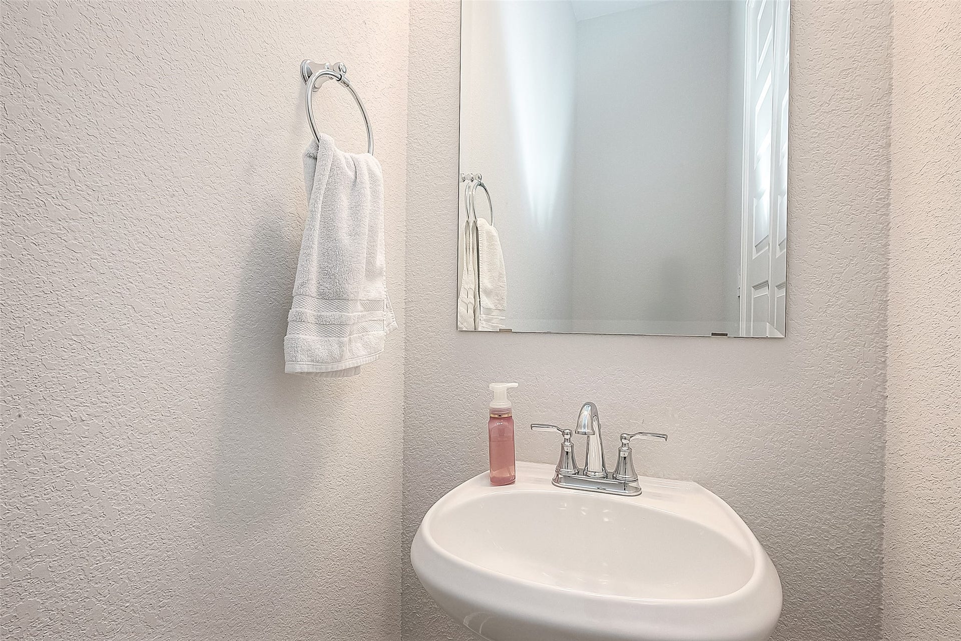 29042 Hauter Way, Fulshear, TX 77441 Convenient half bath