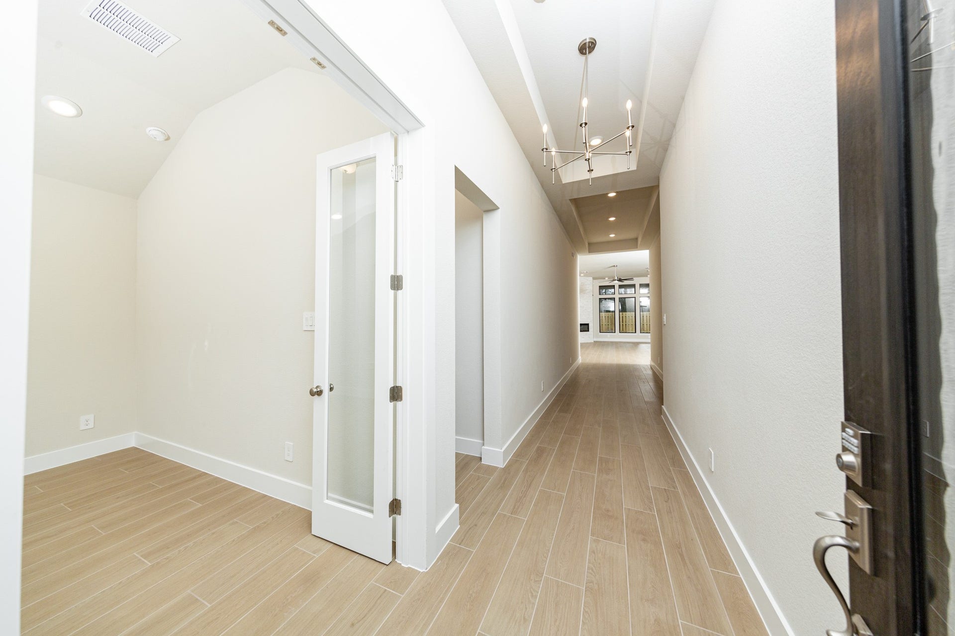1915 Langford Street, Montgomery, TX 77316 A bright and open interior entryway focuses on modern design and natural light. The space is amplified by high ceilings, recessed lighting, gorgeous wood-look tile flooring - creating an airy and welcoming first impression.