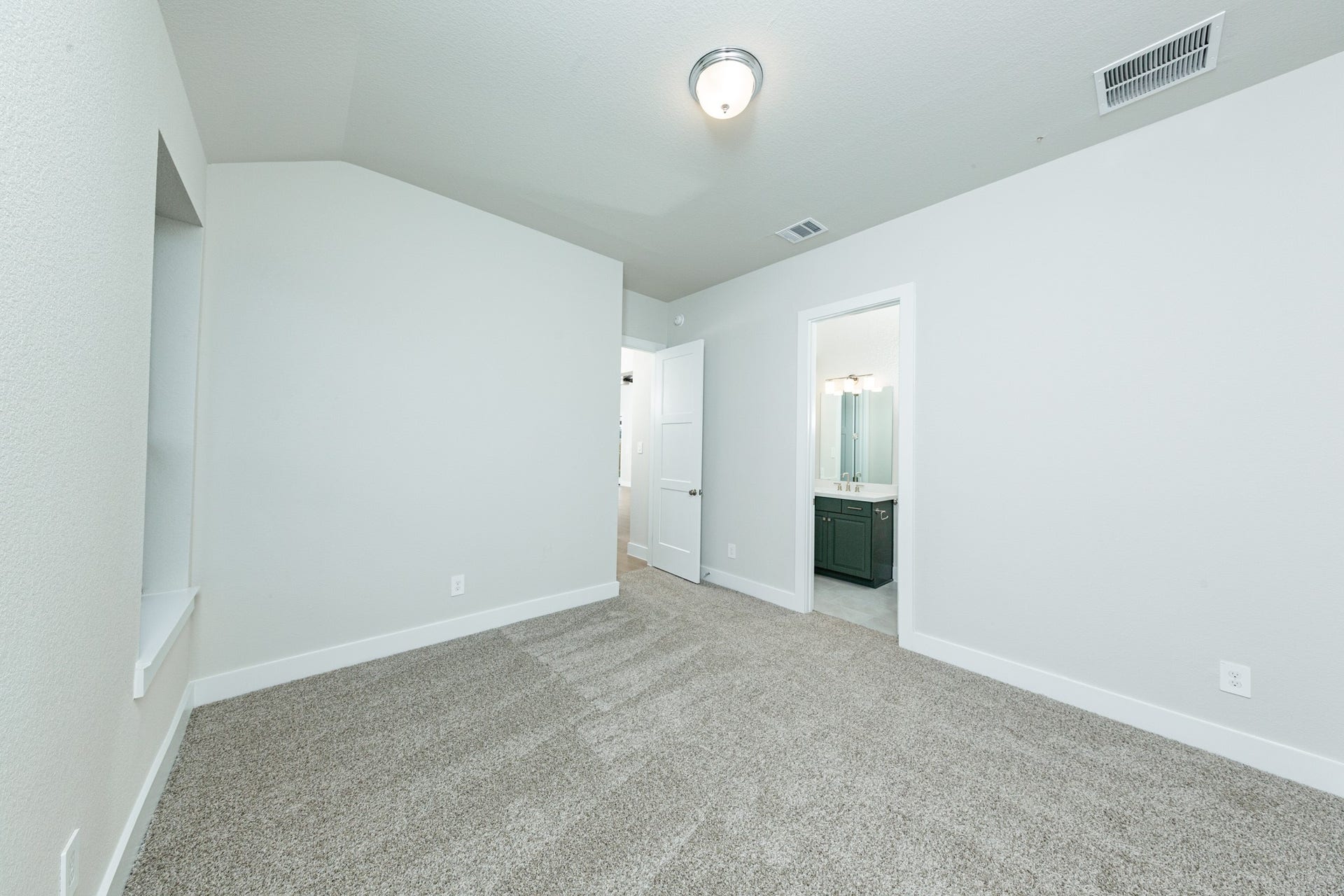 1915 Langford Street, Montgomery, TX 77316 This inviting secondary bedroom would make a wonderful guest suite! Featuring a soft neutral color palette, large window, walk-in closet, and an ensuite secondary bathroom.