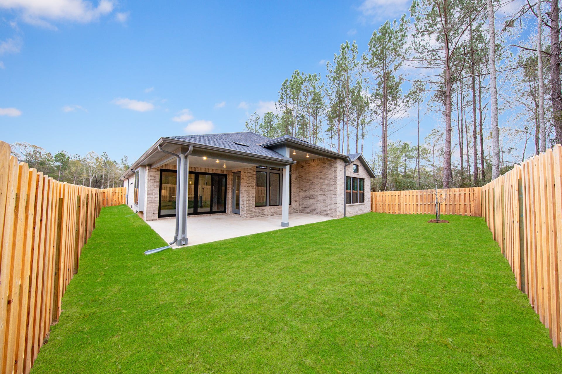 1915 Langford Street, Montgomery, TX 77316 Come explore this generous backyardperfect for kids to play freely and adults to unwind in comfort!