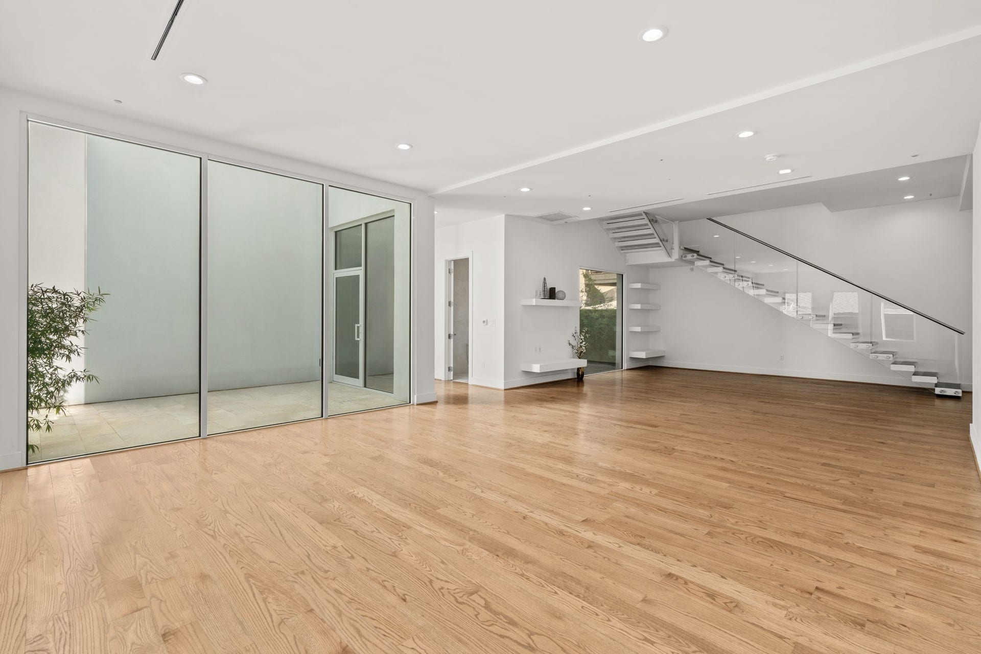2120 Southgate Boulevard, Houston, TX 77030 Expansive 1st floor living area!