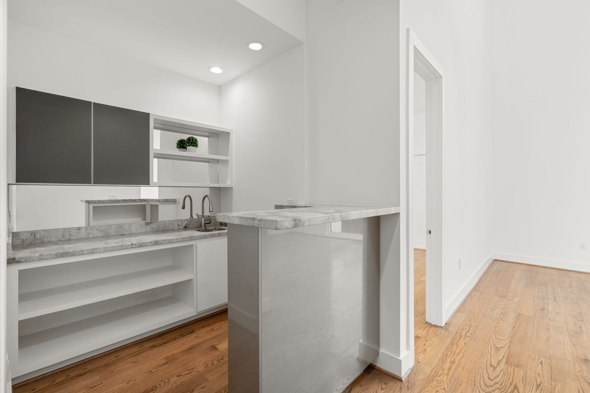 2120 Southgate Boulevard, Houston, TX 77030 Wet Bar ideally placed adjacent to Living Area