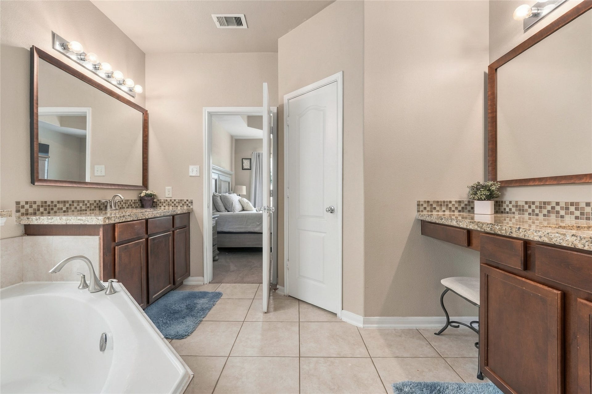 20815 S Blue Hyacinth Drive, Cypress, TX 77433 A separate shower and tub make the primary bath easy to share while keeping the layout open and functional.