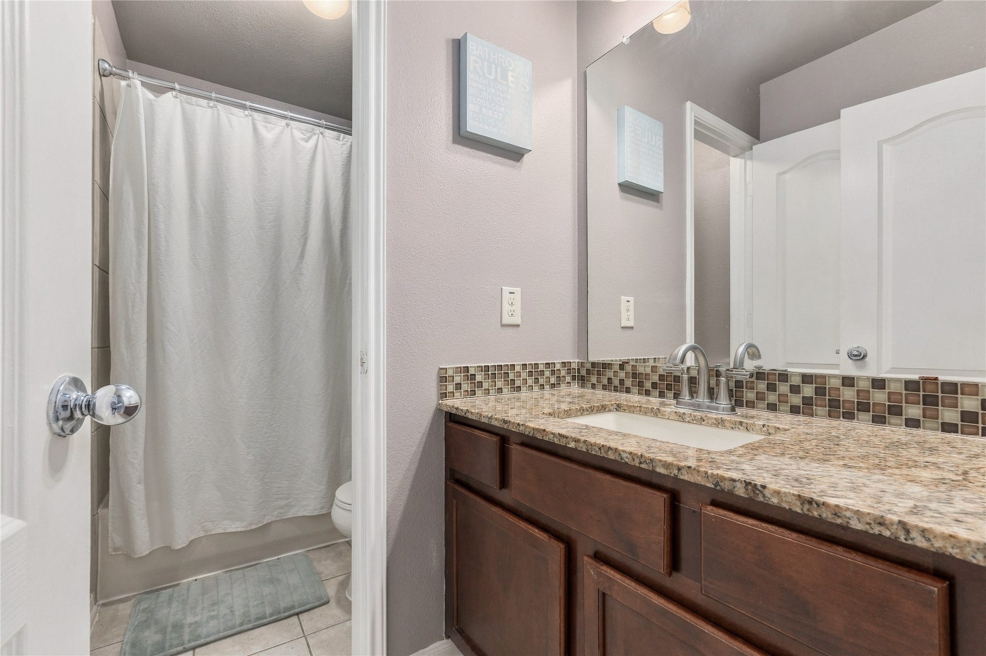 20815 S Blue Hyacinth Drive, Cypress, TX 77433 The upstairs full bath is conveniently positioned for the secondary bedrooms, with a practical layout and plenty of counter space for busy mornings.