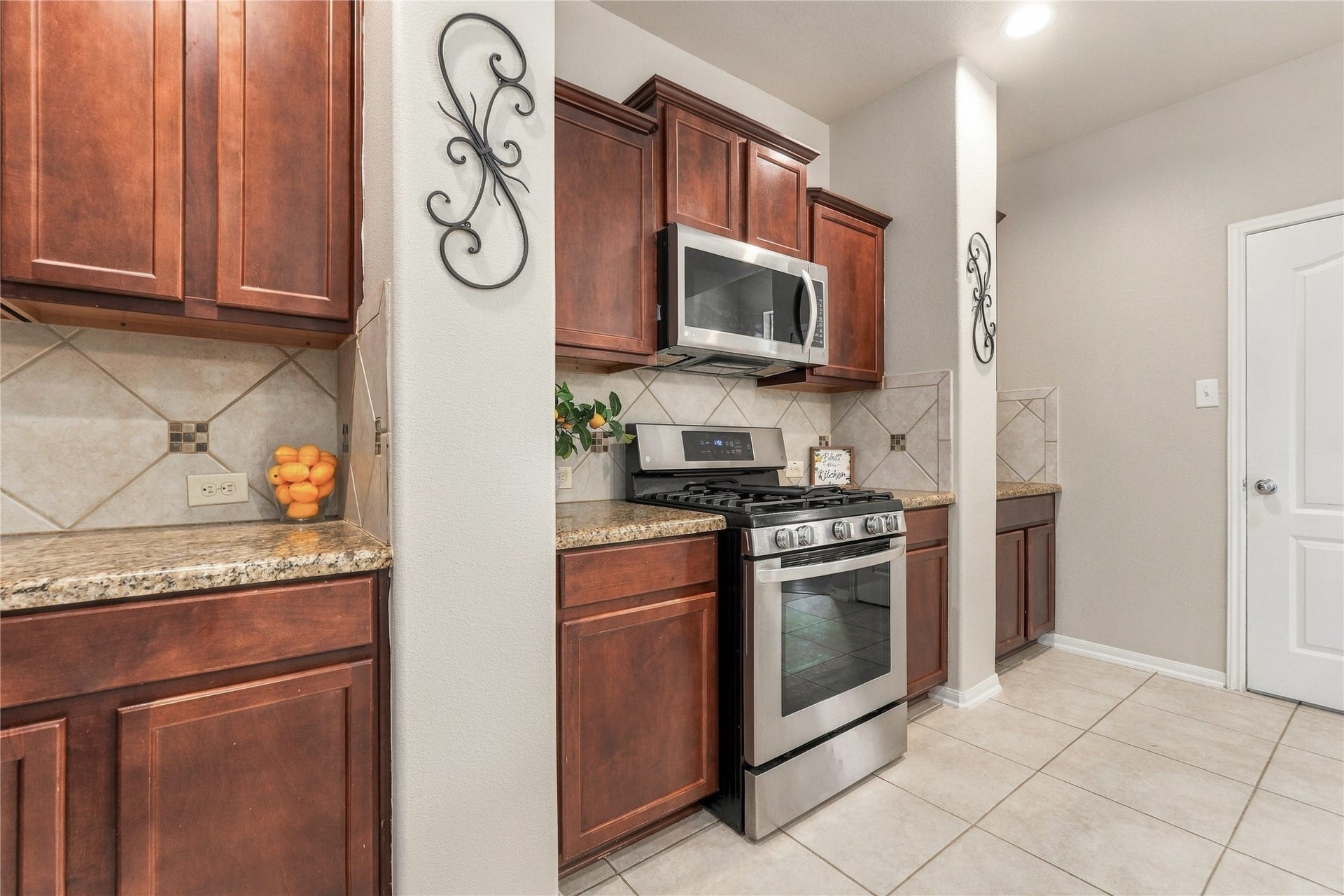 20815 S Blue Hyacinth Drive, Cypress, TX 77433 For anyone who loves to cook, the gas cooktop, built-in appliances, generous counter space, and plentiful storage make this kitchen ready to get to work.