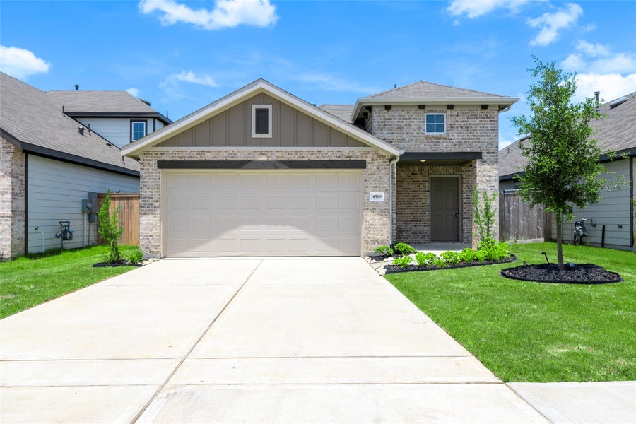 Property photo for 4519 Pinehurst Trace Drive, Pinehurst, TX