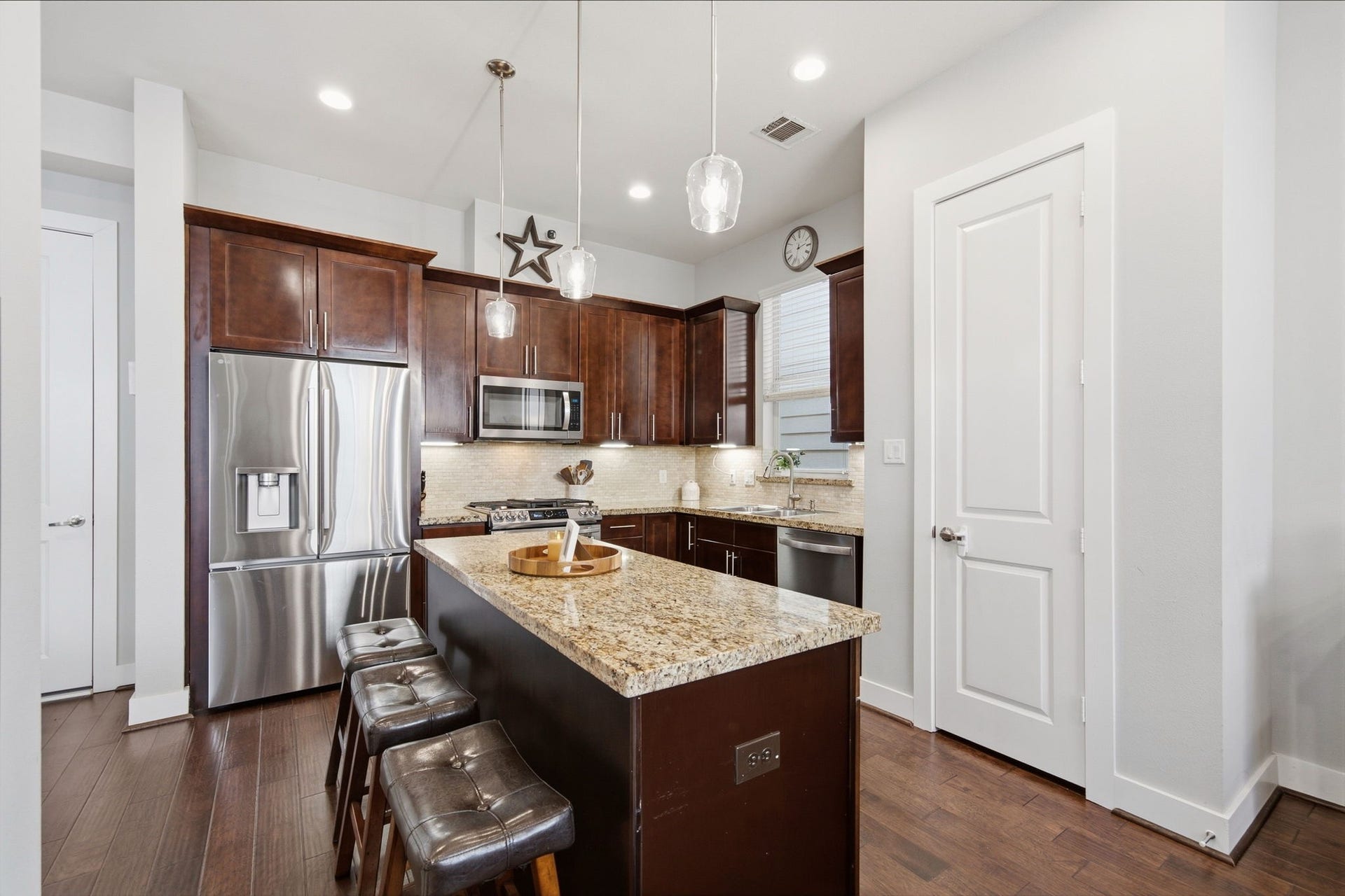 8816 Hollister Square Court, Houston, TX 77080 8816 Hollister Square Court, Houston, TX 77080