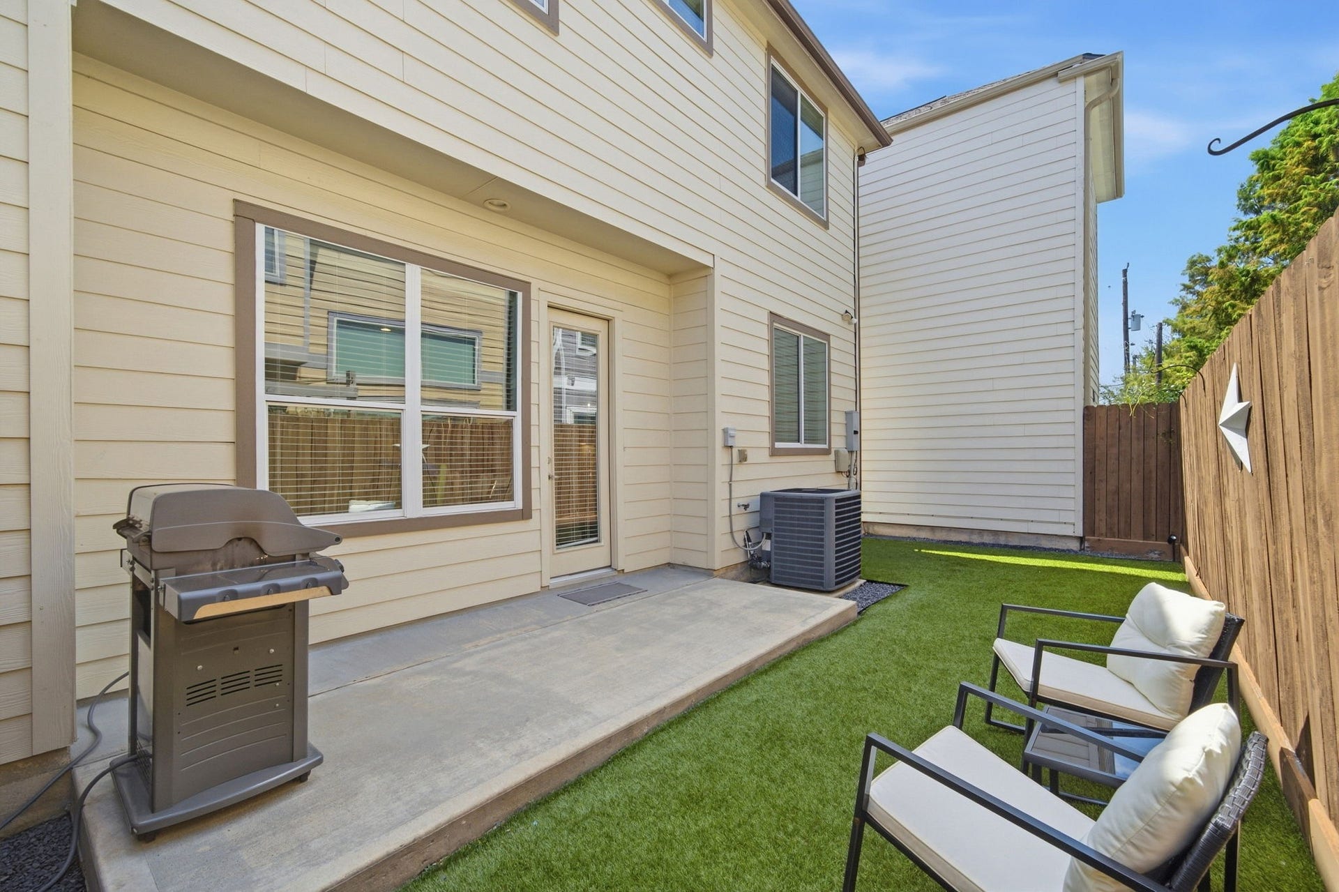 8816 Hollister Square Court, Houston, TX 77080 8816 Hollister Square Court, Houston, TX 77080