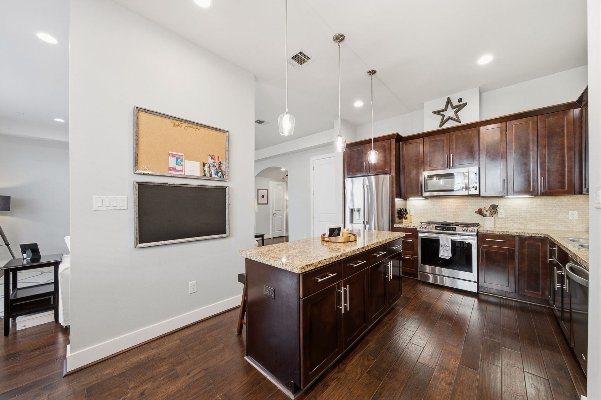 8816 Hollister Square Court, Houston, TX 77080 8816 Hollister Square Court, Houston, TX 77080