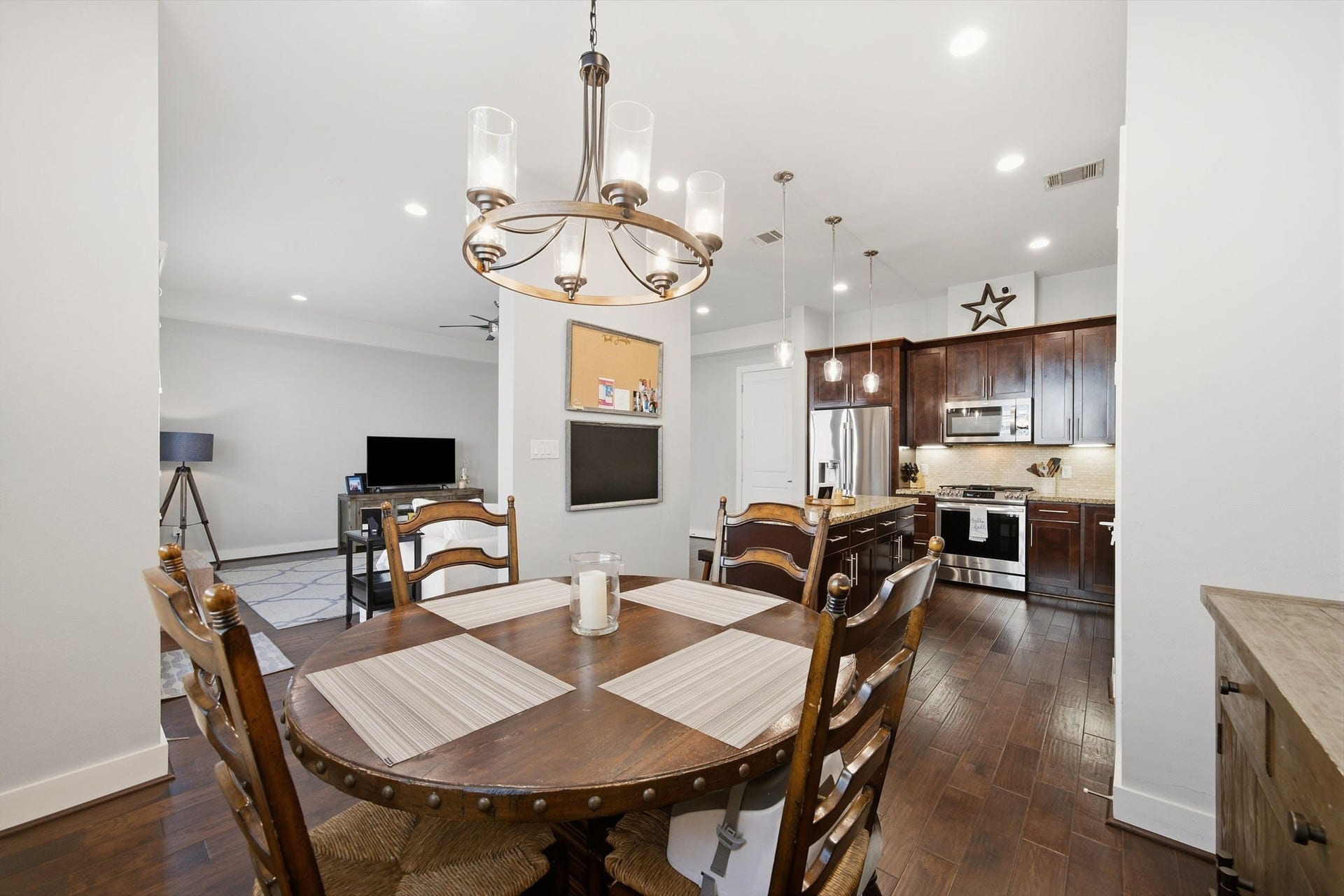 8816 Hollister Square Court, Houston, TX 77080 8816 Hollister Square Court, Houston, TX 77080