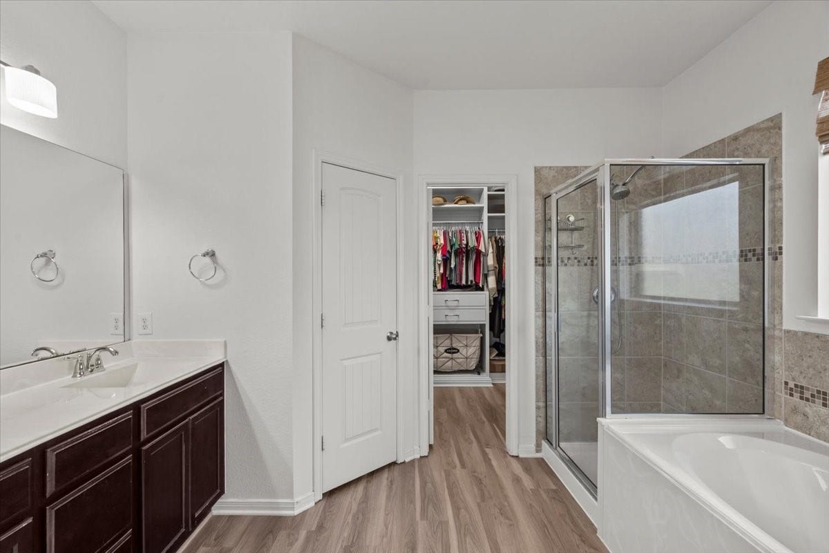 944 Francesca Court, League City, TX 77573 Primary bathroom