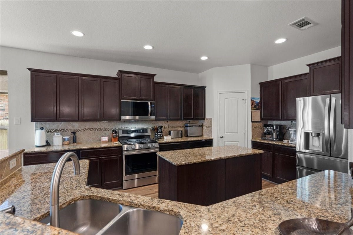944 Francesca Court, League City, TX 77573 944 Francesca Court, League City, TX 77573