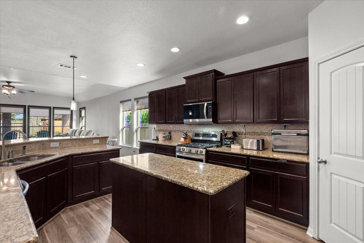 944 Francesca Court, League City, TX 77573 Kitchen overlooking living room