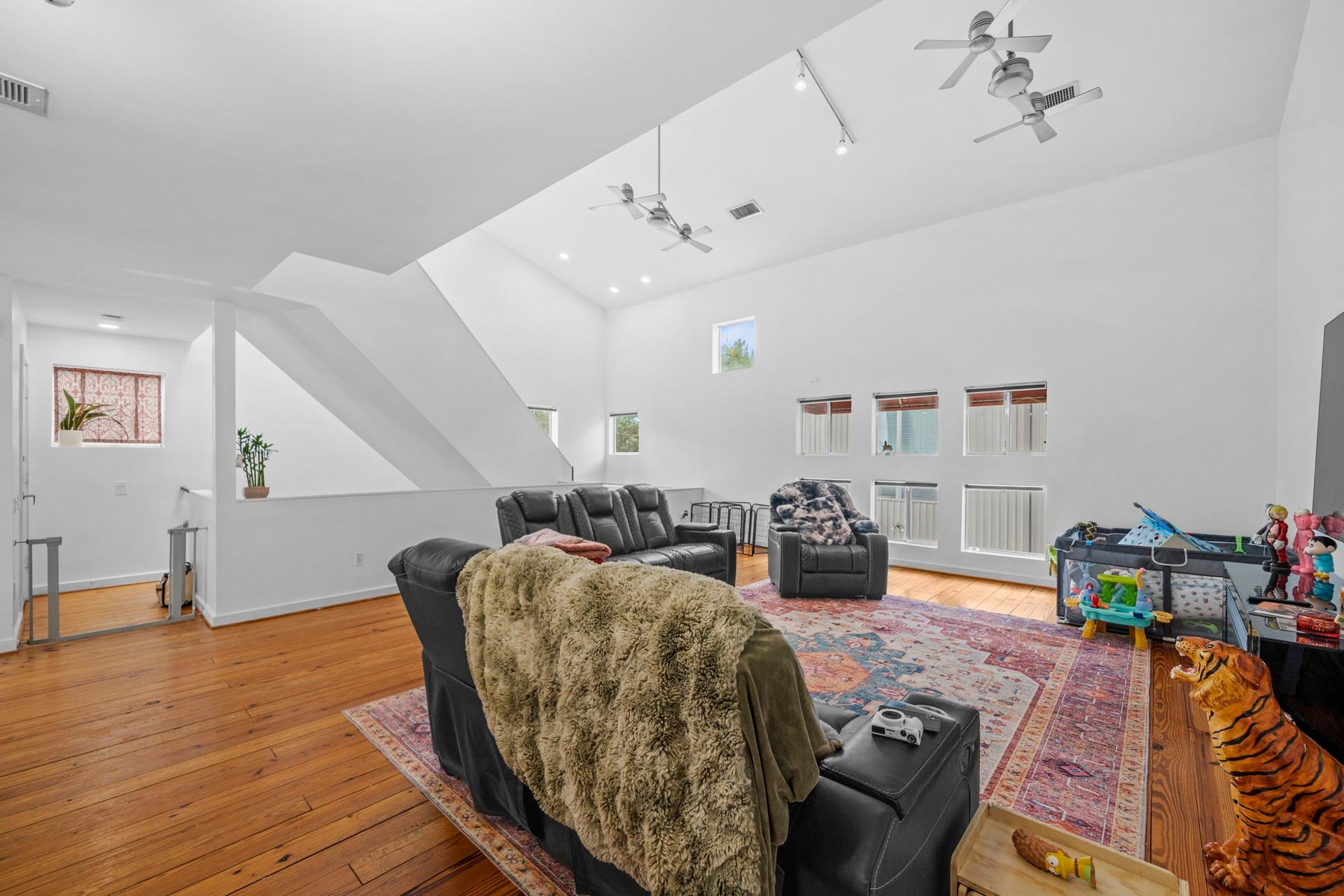 6128 Grand Boulevard, Houston, TX 77021 Living room