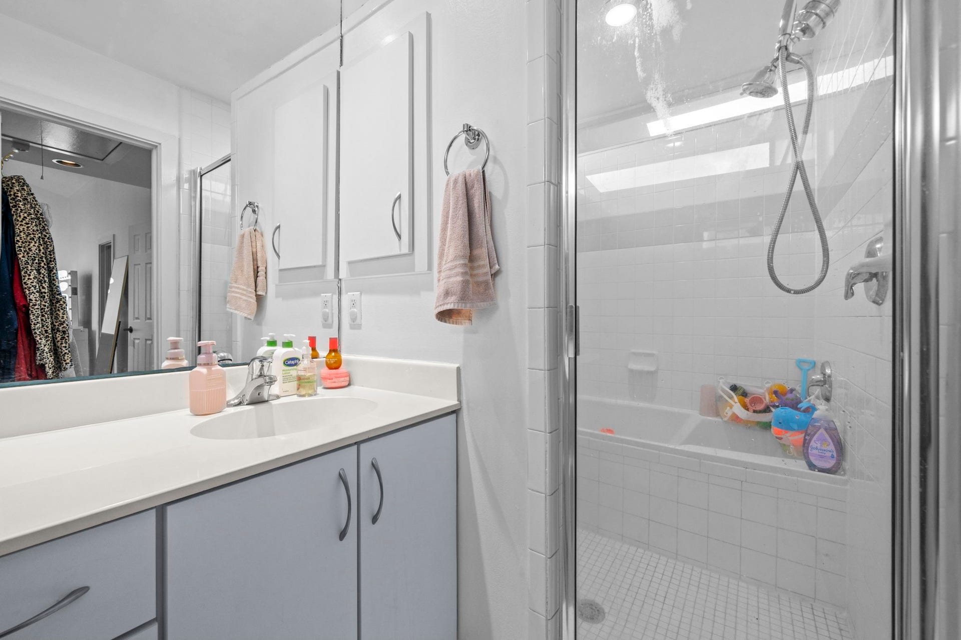6128 Grand Boulevard, Houston, TX 77021 Primary suite bathroom