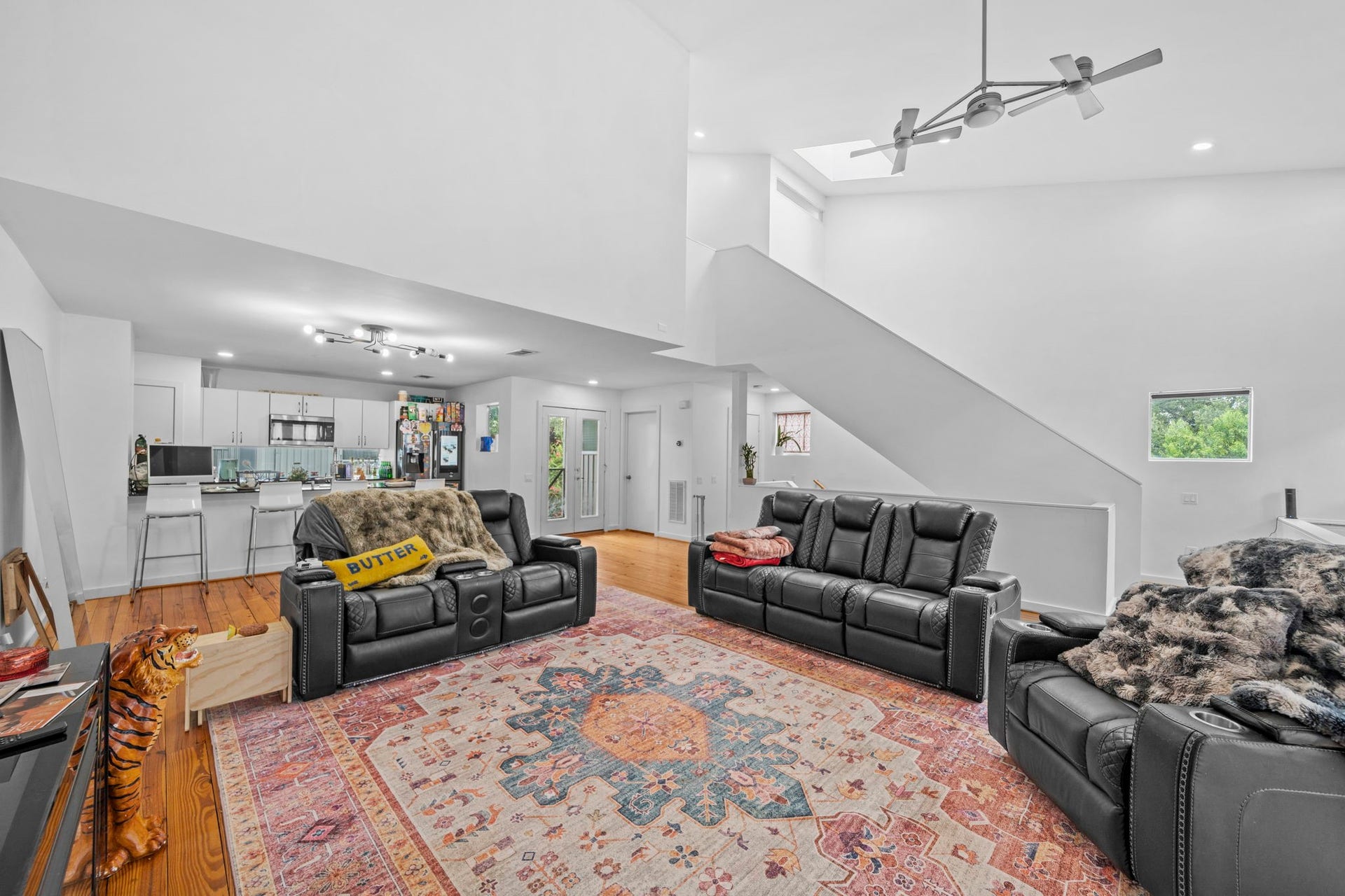 6128 Grand Boulevard, Houston, TX 77021 Living room