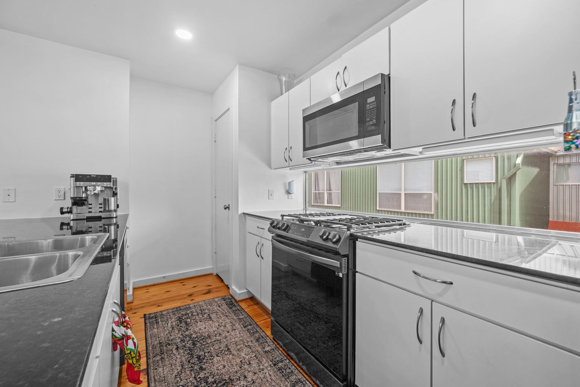 6128 Grand Boulevard, Houston, TX 77021 Kitchen