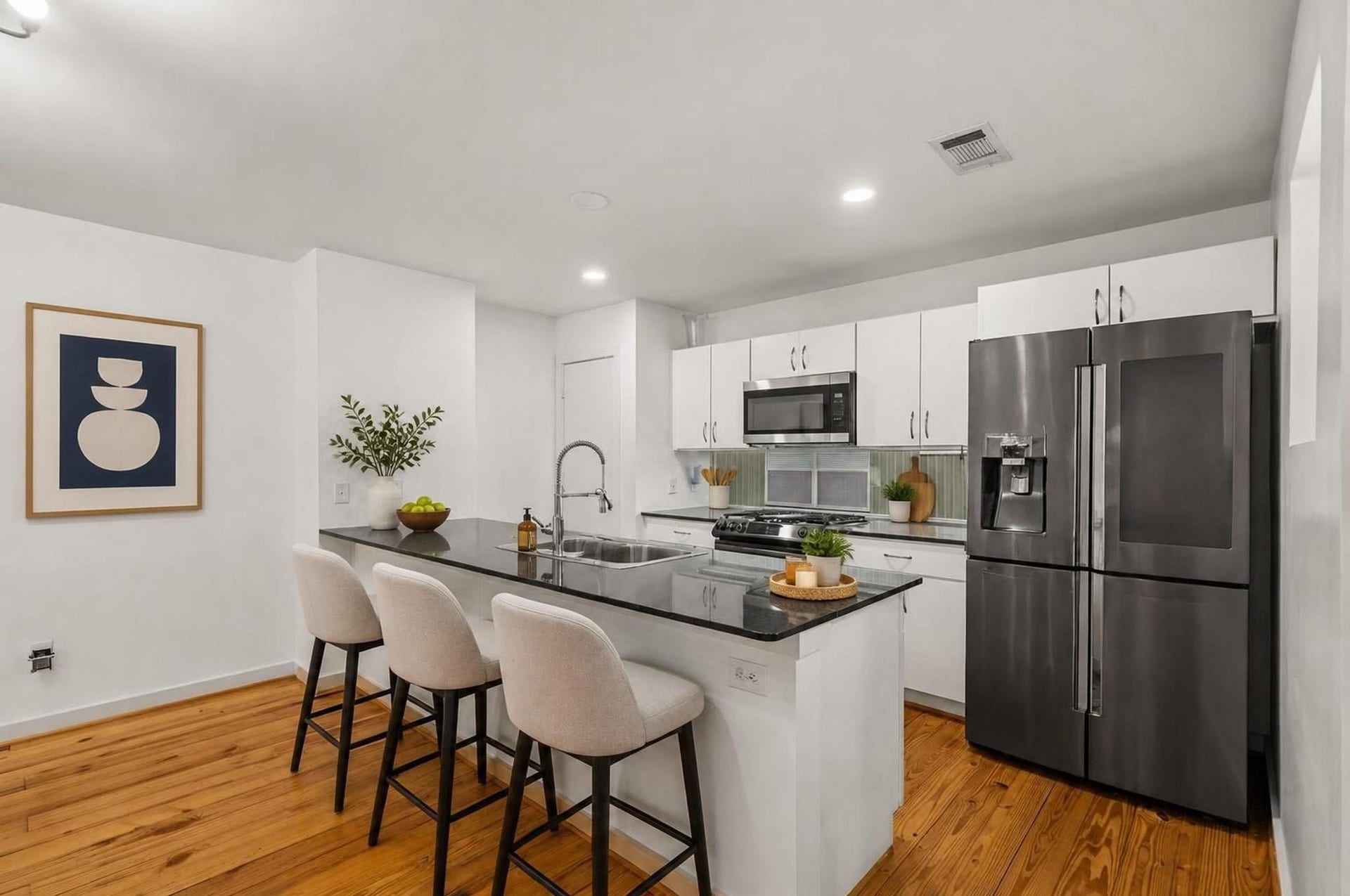 6128 Grand Boulevard, Houston, TX 77021 The kitchen features granite countertops, gas cooking, stainless steel appliances, pantry storage, and an oversized breakfast bar. Its open placement makes the second floor feel social, functional, and easy to enjoy. Virtually staged.