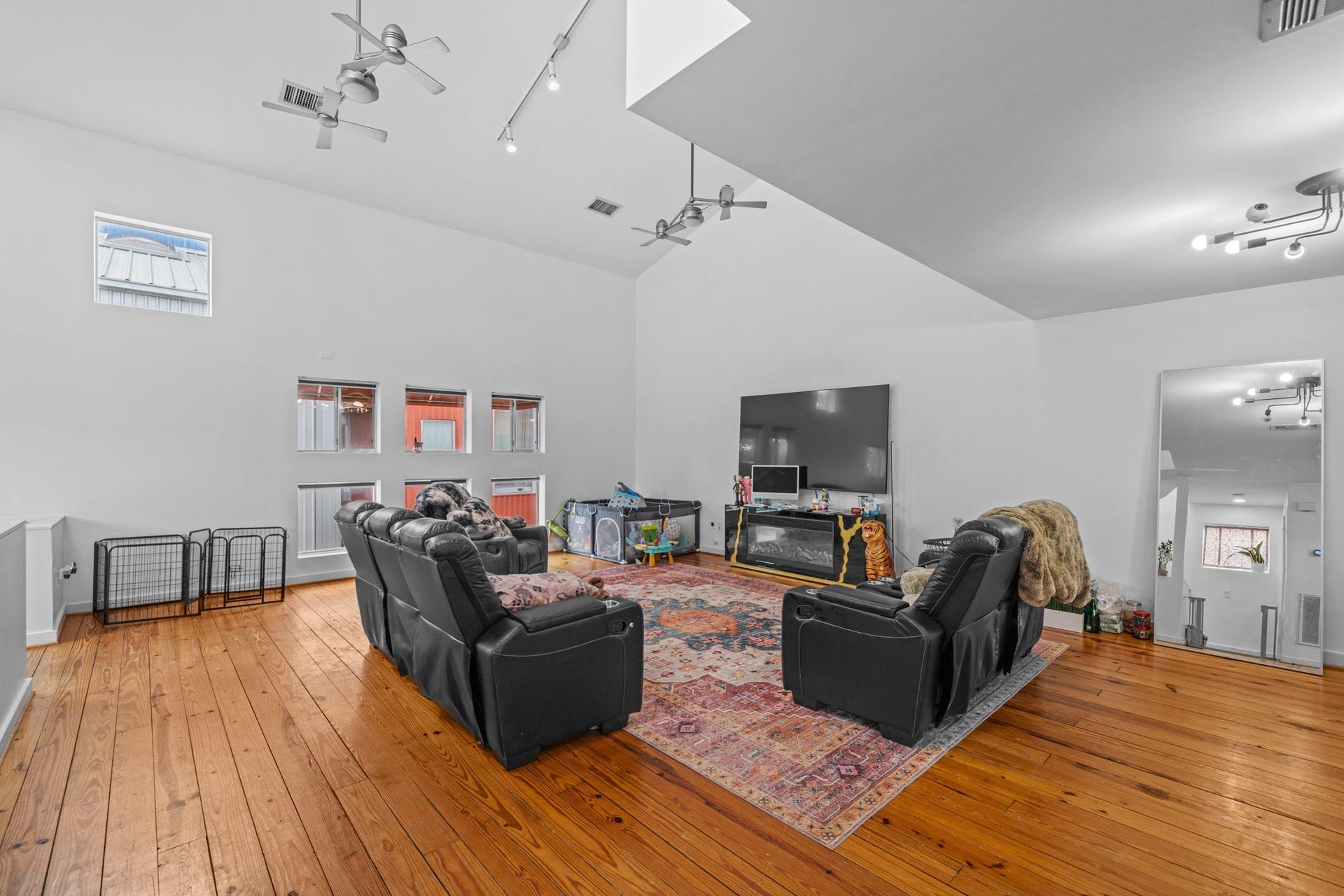 6128 Grand Boulevard, Houston, TX 77021 Living room
