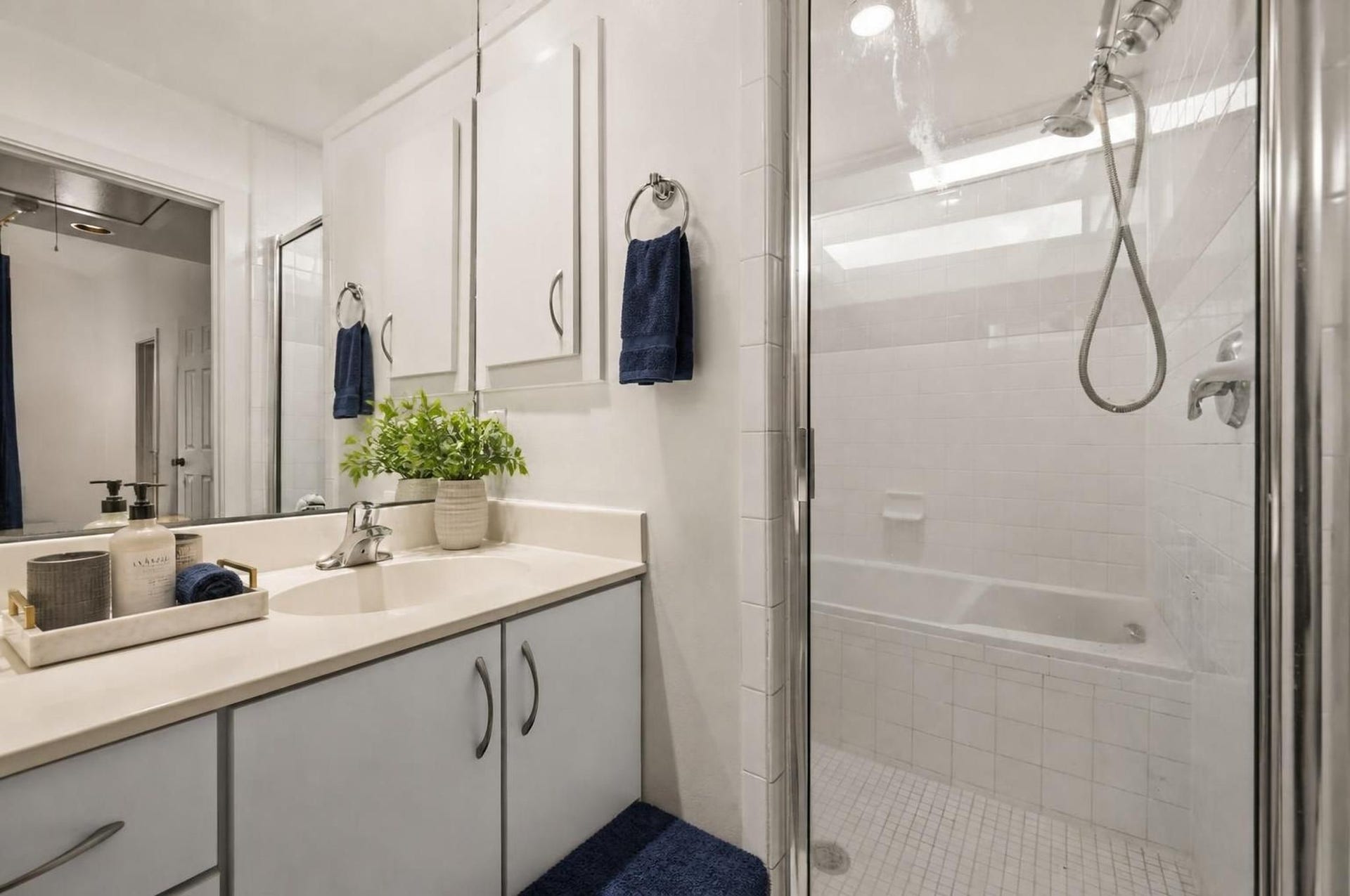 6128 Grand Boulevard, Houston, TX 77021 Bathroom. Not primary. Bathroom. Virtually staged.