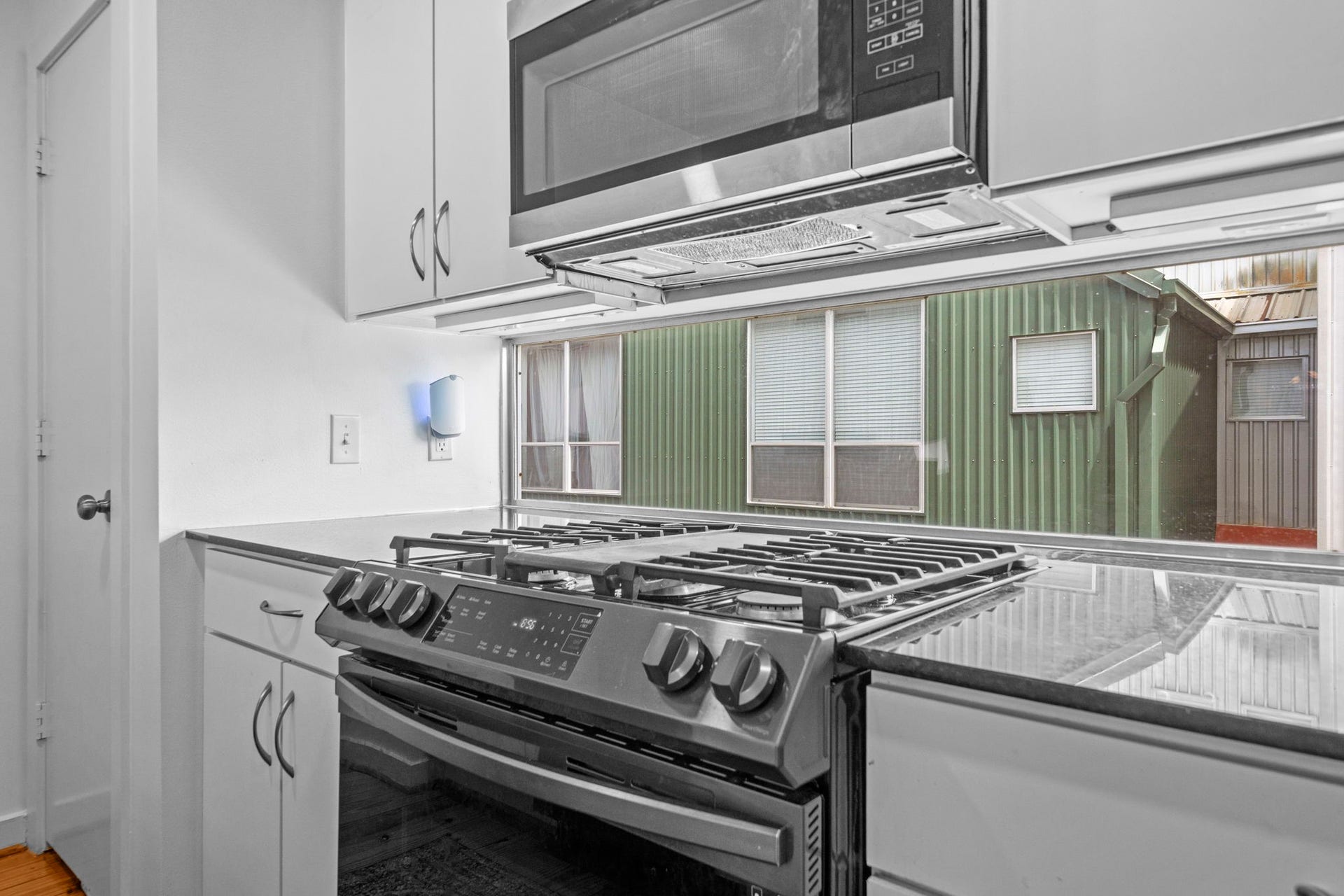 6128 Grand Boulevard, Houston, TX 77021 Kitchen