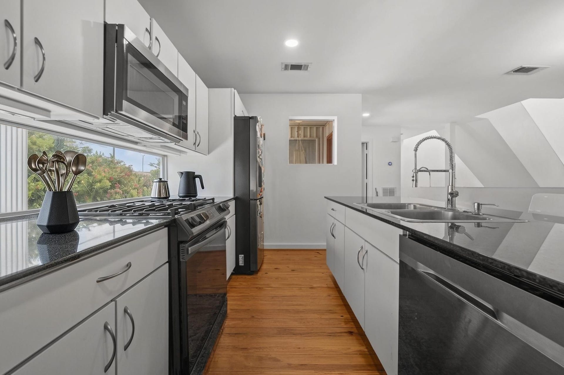 6128 Grand Boulevard, Houston, TX 77021 Kitchen. Virtually staged.