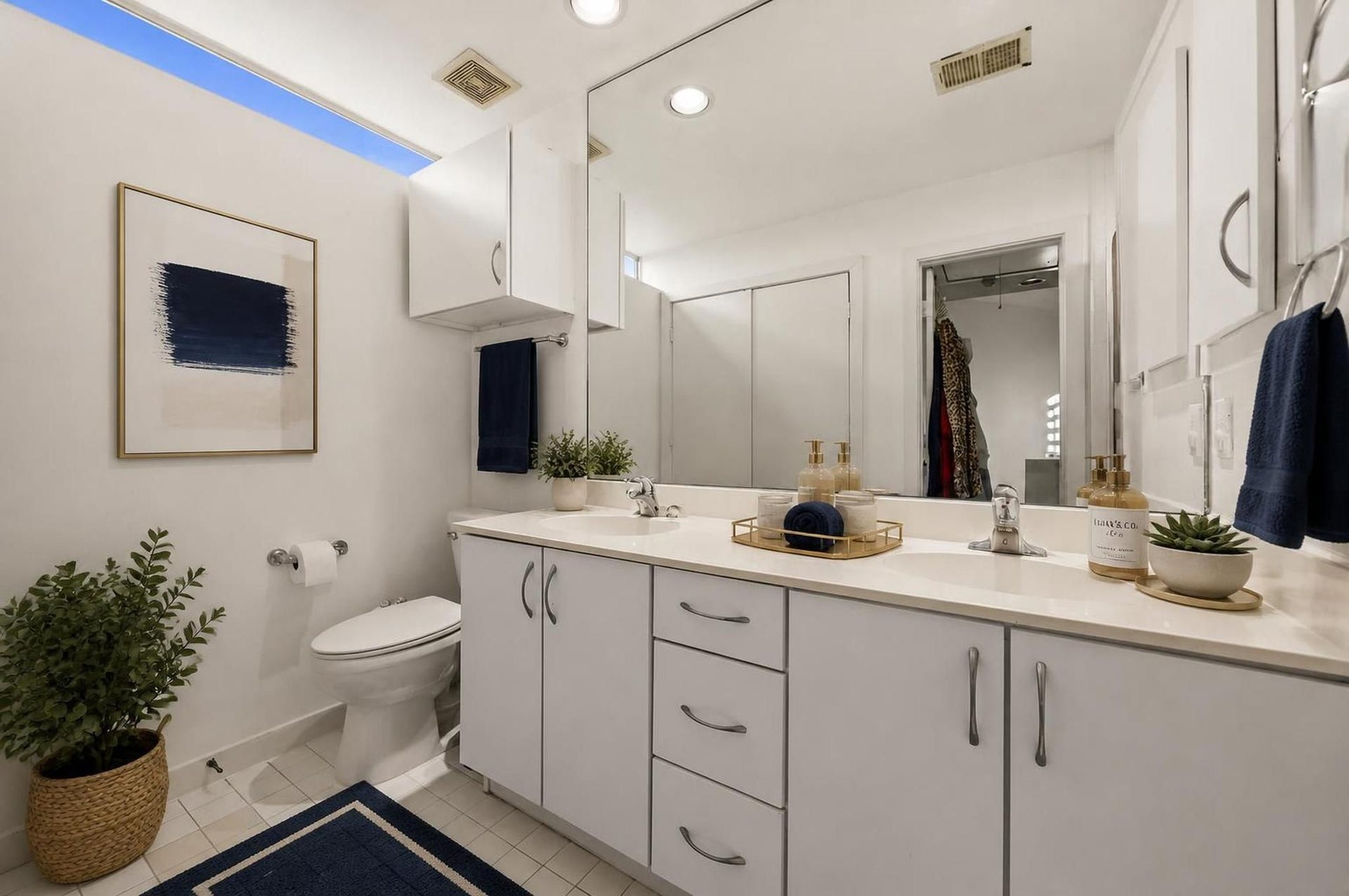 6128 Grand Boulevard, Houston, TX 77021 The primary bathroom features double sinks, a soaking tub, and a separate shower for a complete ensuite setup. Its placement within the third-floor suite gives the primary level a private, finished feel. Virtually staged.