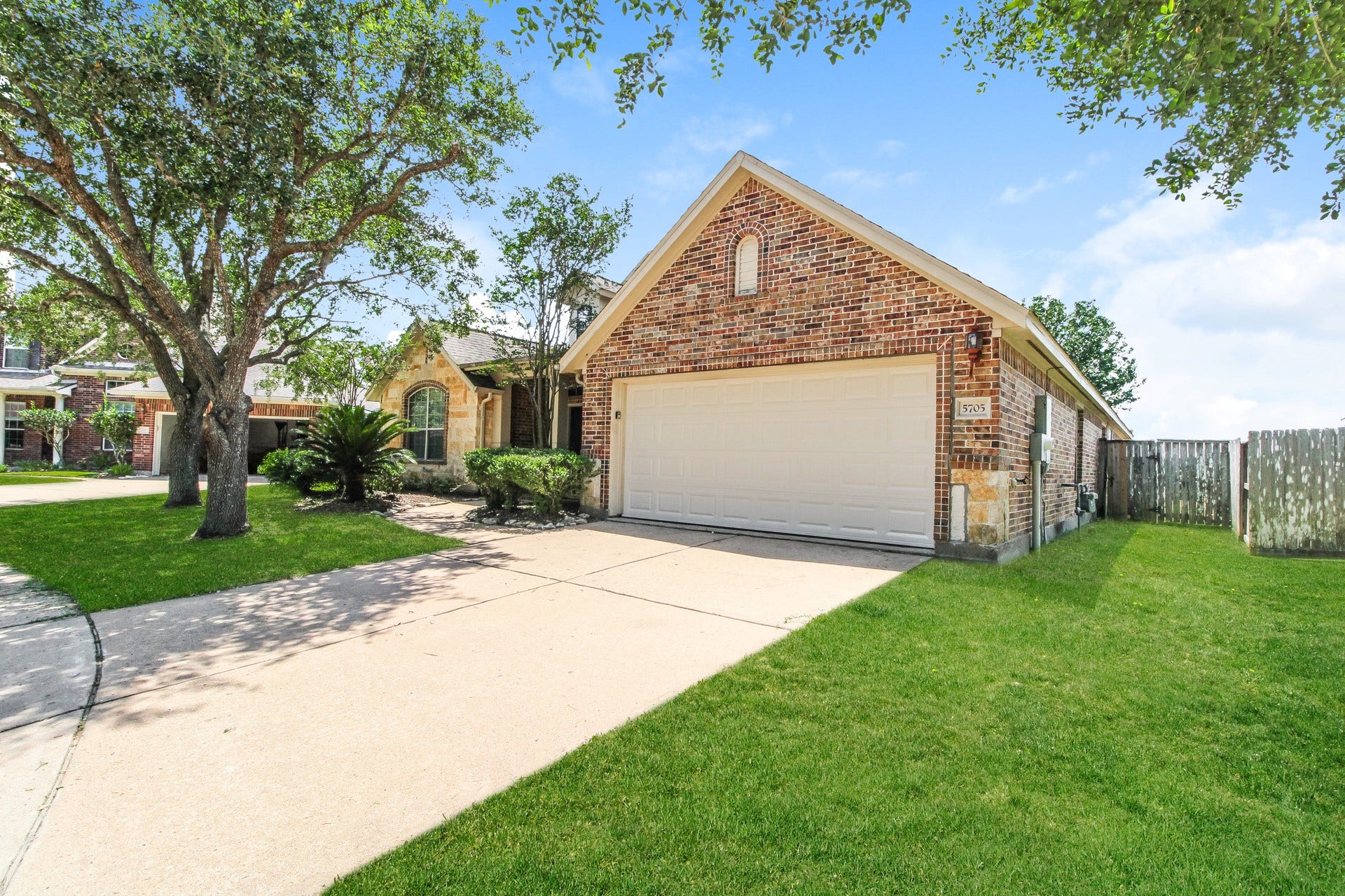 5705 Emerald Brook Lane, League City, TX 77573 5705 Emerald Brook Lane, League City, TX 77573