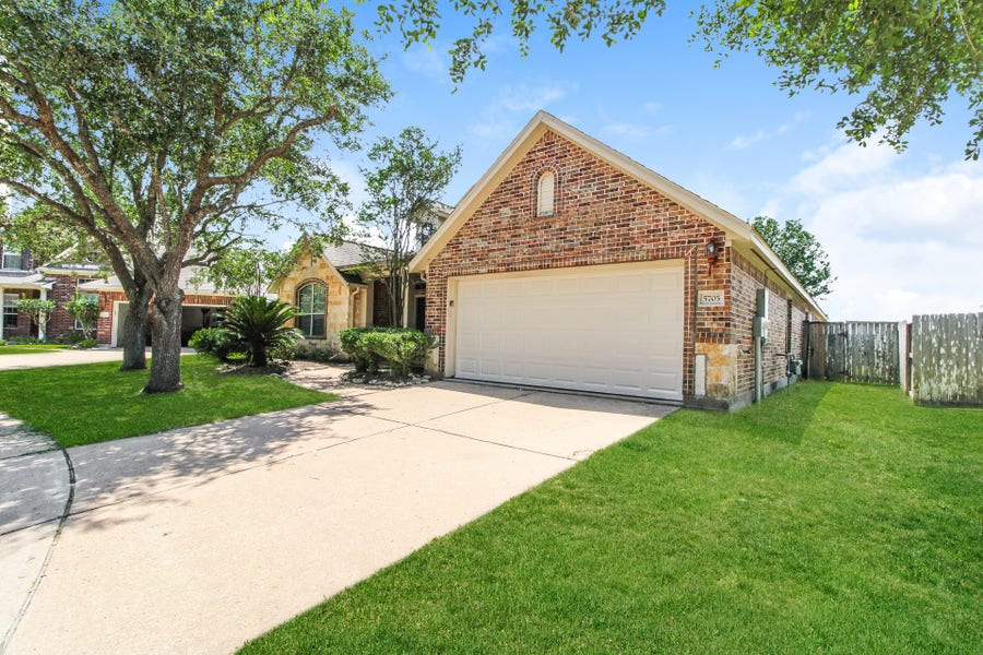 Property photo for 5705 Emerald Brook Lane, League City, TX
