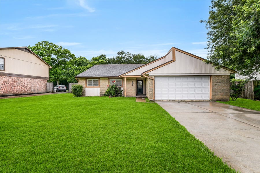 Property photo for 508 E Castle Harbour Drive, Friendswood, TX