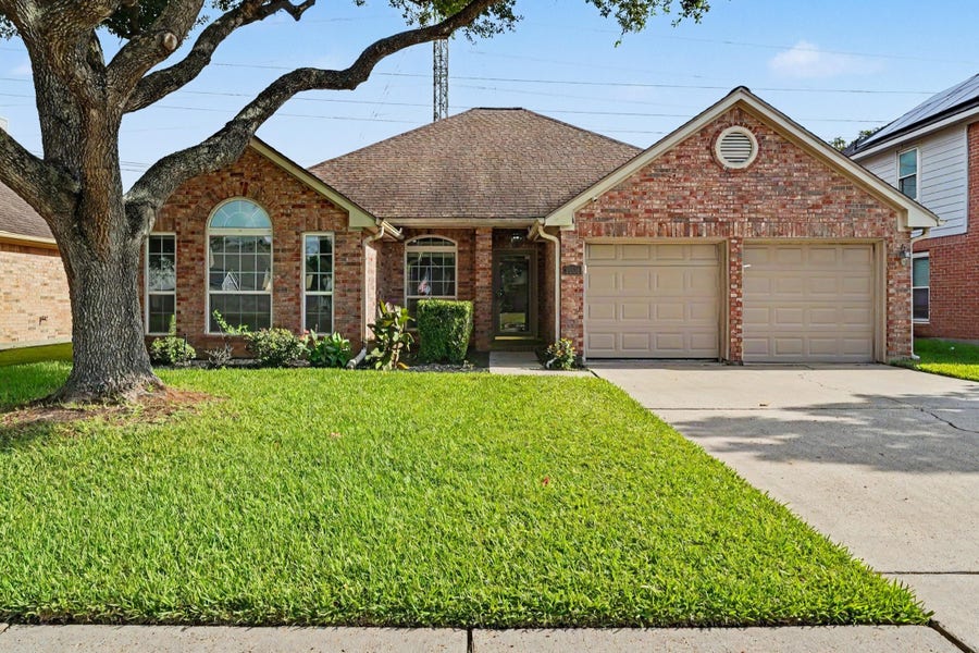 Property photo for 2004 Aberdeen Drive, League City, TX