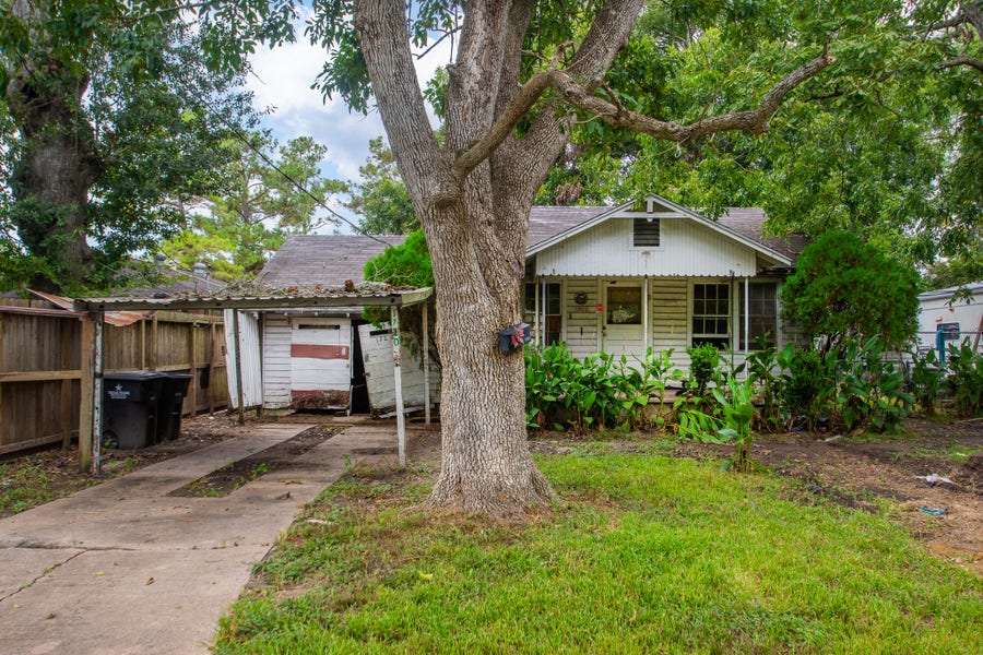 Property photo for 1720 W Sidnor Street, Alvin, TX