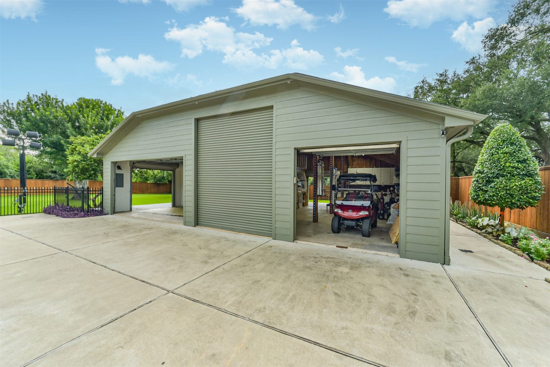 3210 Nottingham Street, Pearland, TX 77581 Looking for a space to work on cars? Store your boat or RV? Start a woodworking business or hobby? This is it! A 42x40 ft garage with built in storage, a workshop and a loft is ready for project, car collection or just a lot of holiday decorations!