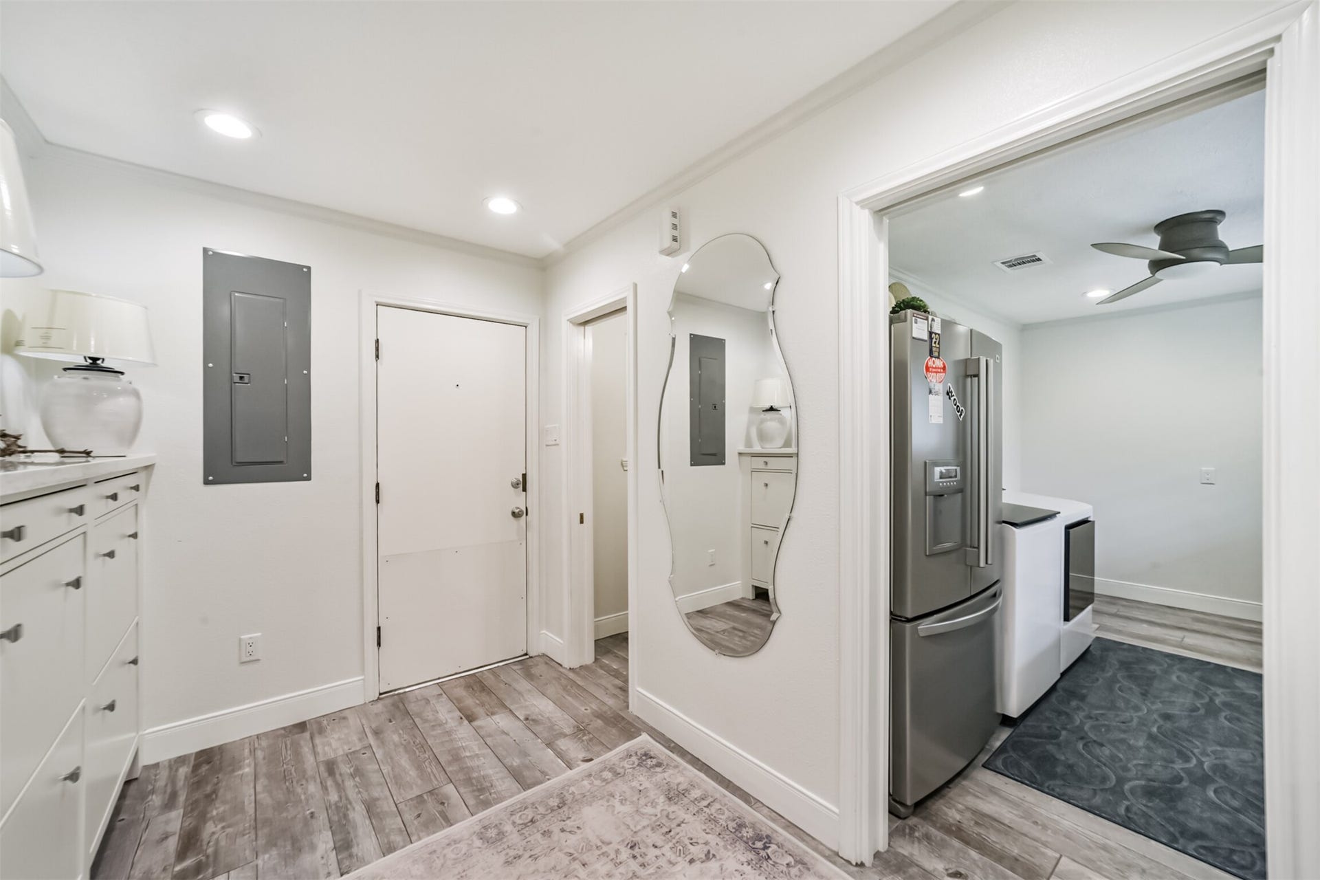 3210 Nottingham Street, Pearland, TX 77581 Mud Room has access to carport, half bath and laundry room.