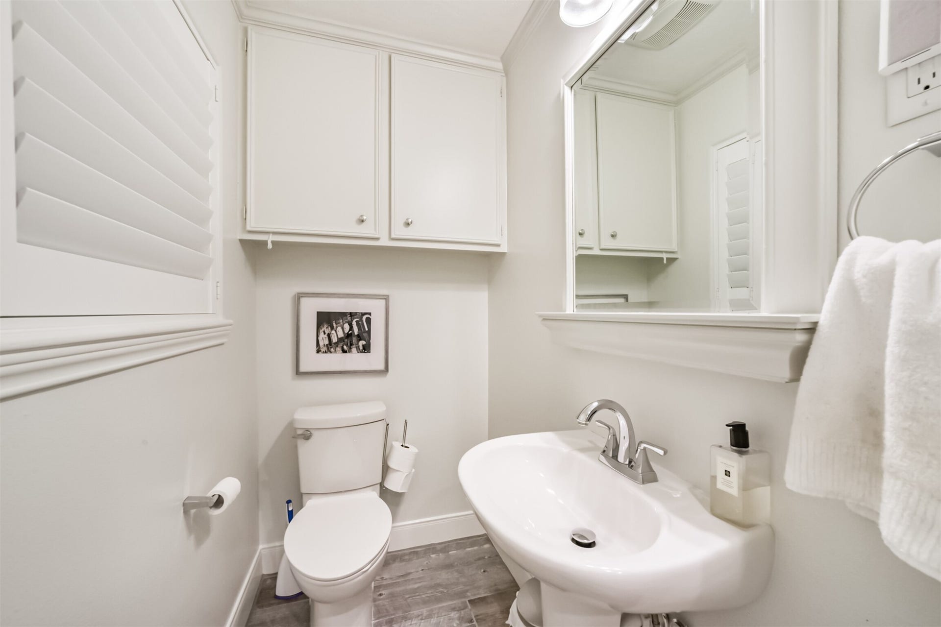 3210 Nottingham Street, Pearland, TX 77581 Half Bath off the mudroom. Perfect for swimmers!
