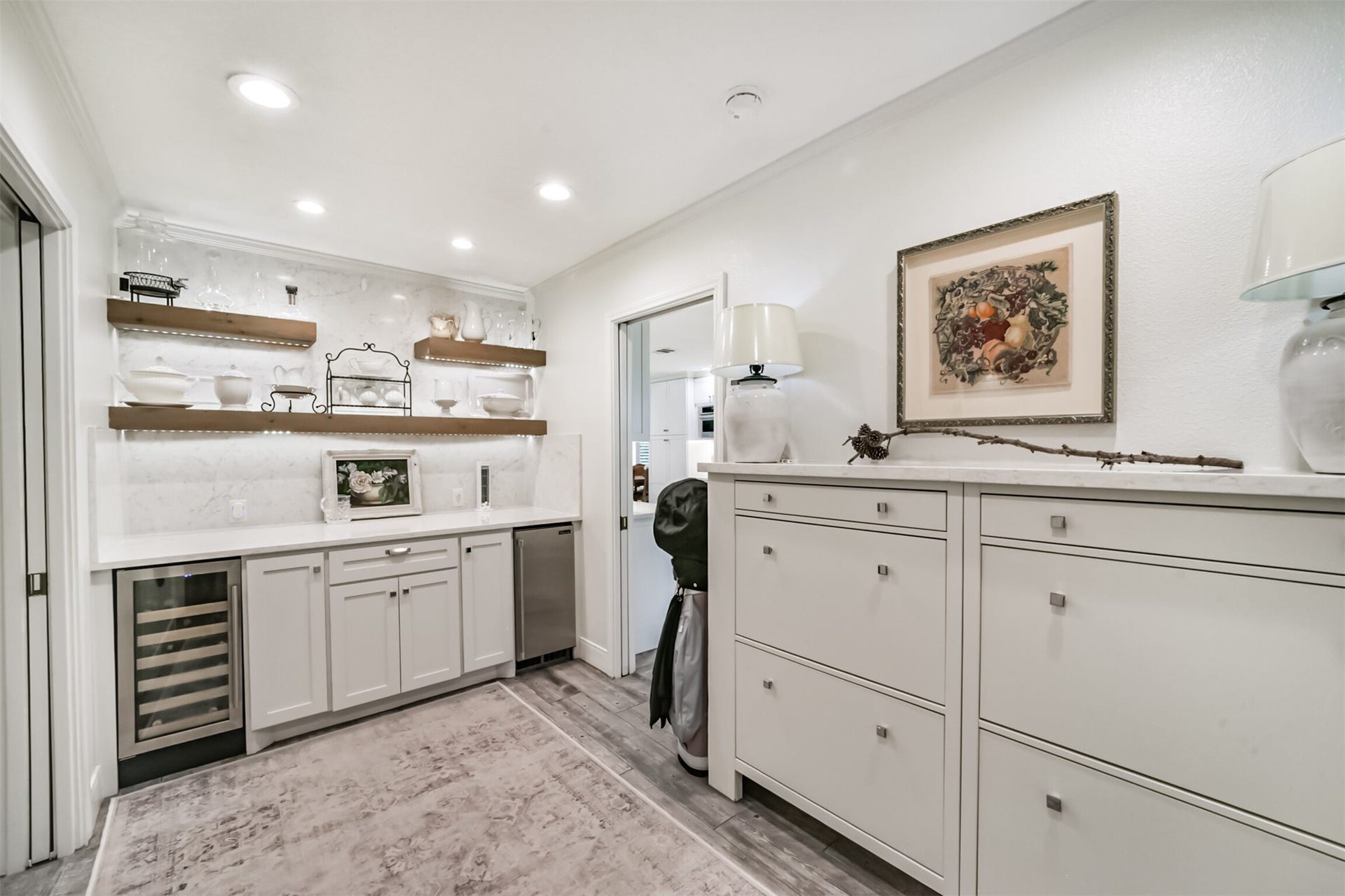 3210 Nottingham Street, Pearland, TX 77581 Butlers Pantry/Mud Room - wine fridge, icemaker, lovely built-in cabinets and drawers for all your need!