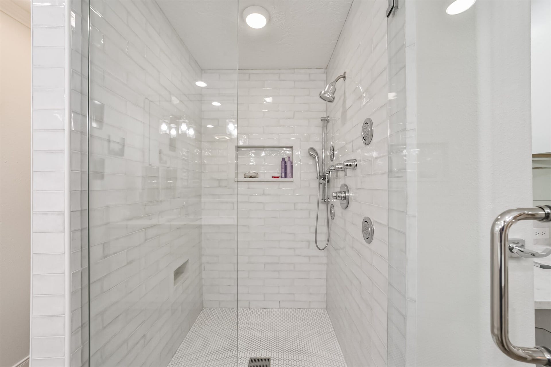 3210 Nottingham Street, Pearland, TX 77581 Just look at this shower - tiled all the way to the ceiling! So beautiful!