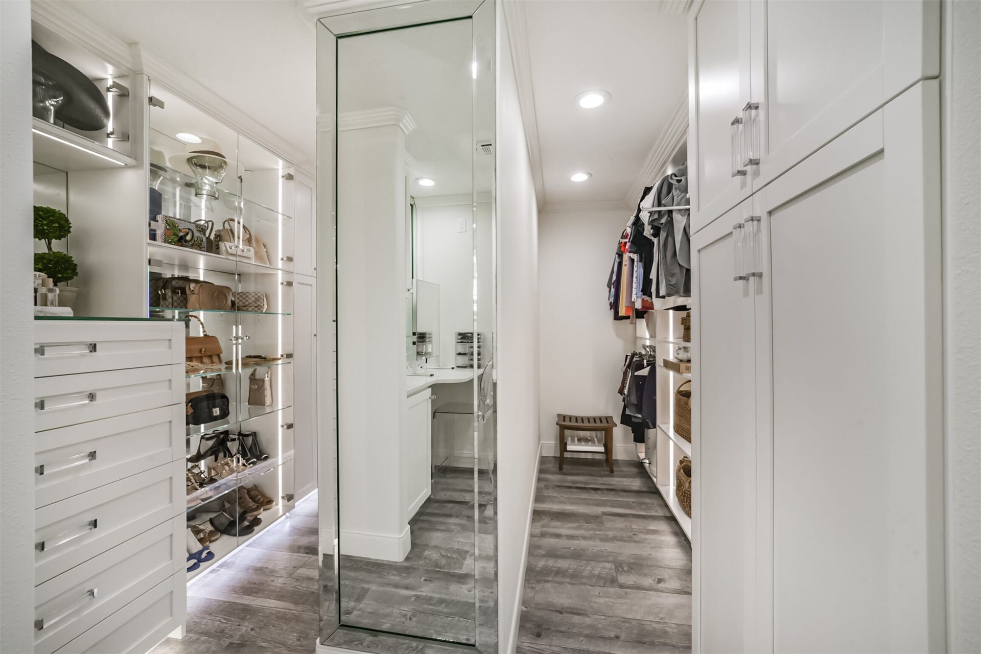 3210 Nottingham Street, Pearland, TX 77581 You just have to see this closet to believe it - really!