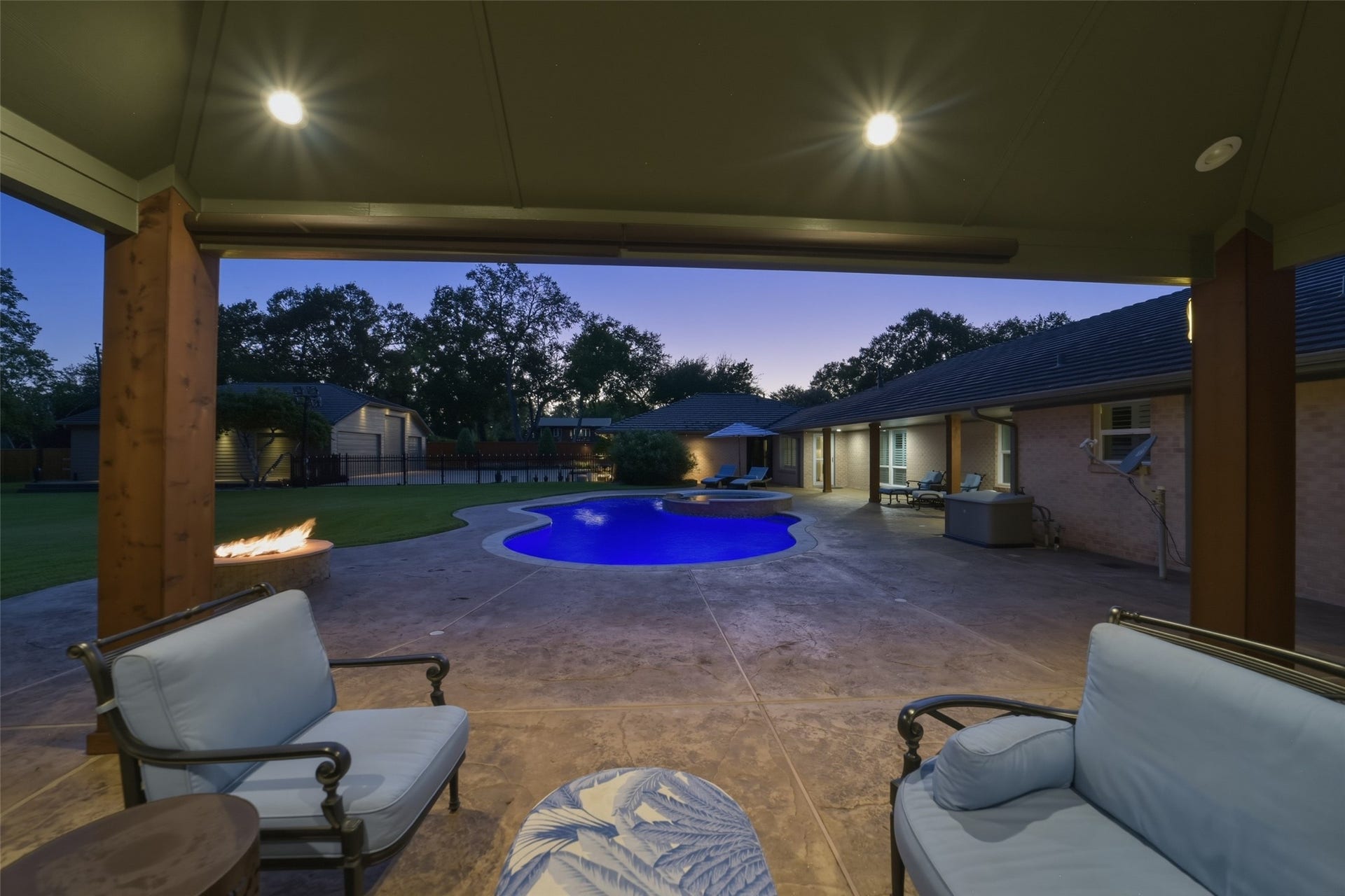 3210 Nottingham Street, Pearland, TX 77581 What a setting for a good steak and a glass of wine after work!