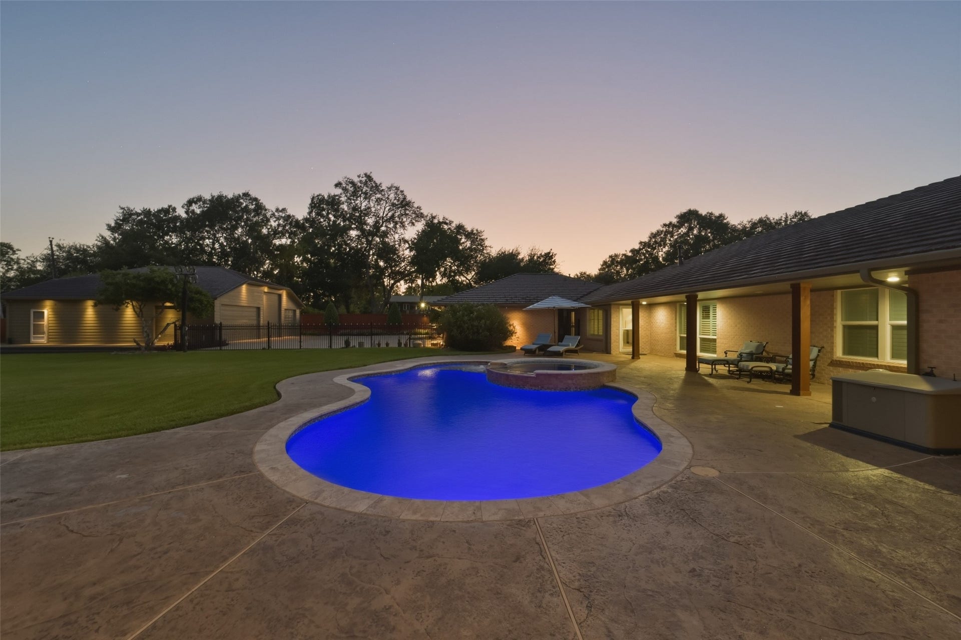 3210 Nottingham Street, Pearland, TX 77581 Make an appointment to see this beautiful property today!