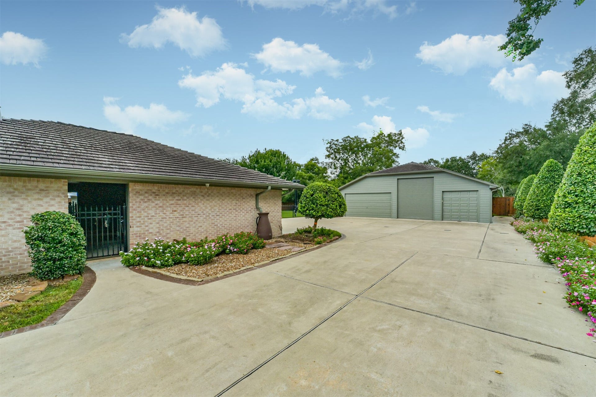 3210 Nottingham Street, Pearland, TX 77581 Four car garage with RV, boat, golf cart storage as well as a workshop for those who like to tinker!