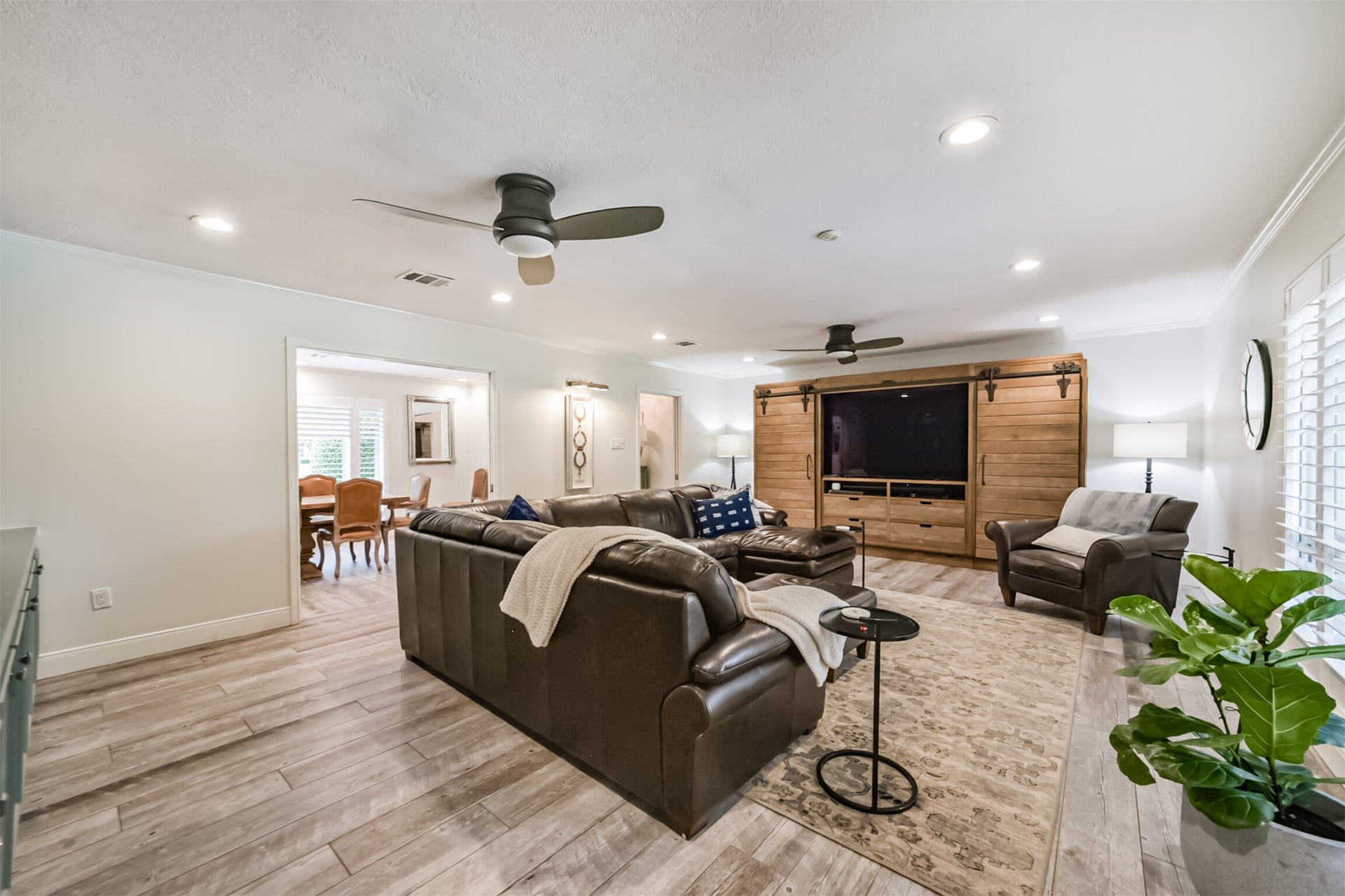 3210 Nottingham Street, Pearland, TX 77581 Spacious Family Room looks out onto pool and luscious backyard!