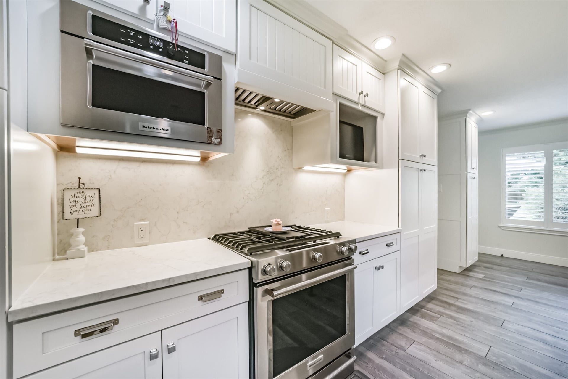 3210 Nottingham Street, Pearland, TX 77581 Quartz countertops, under counter lighting, stainless appliances - wait until you see inside these cabinets!