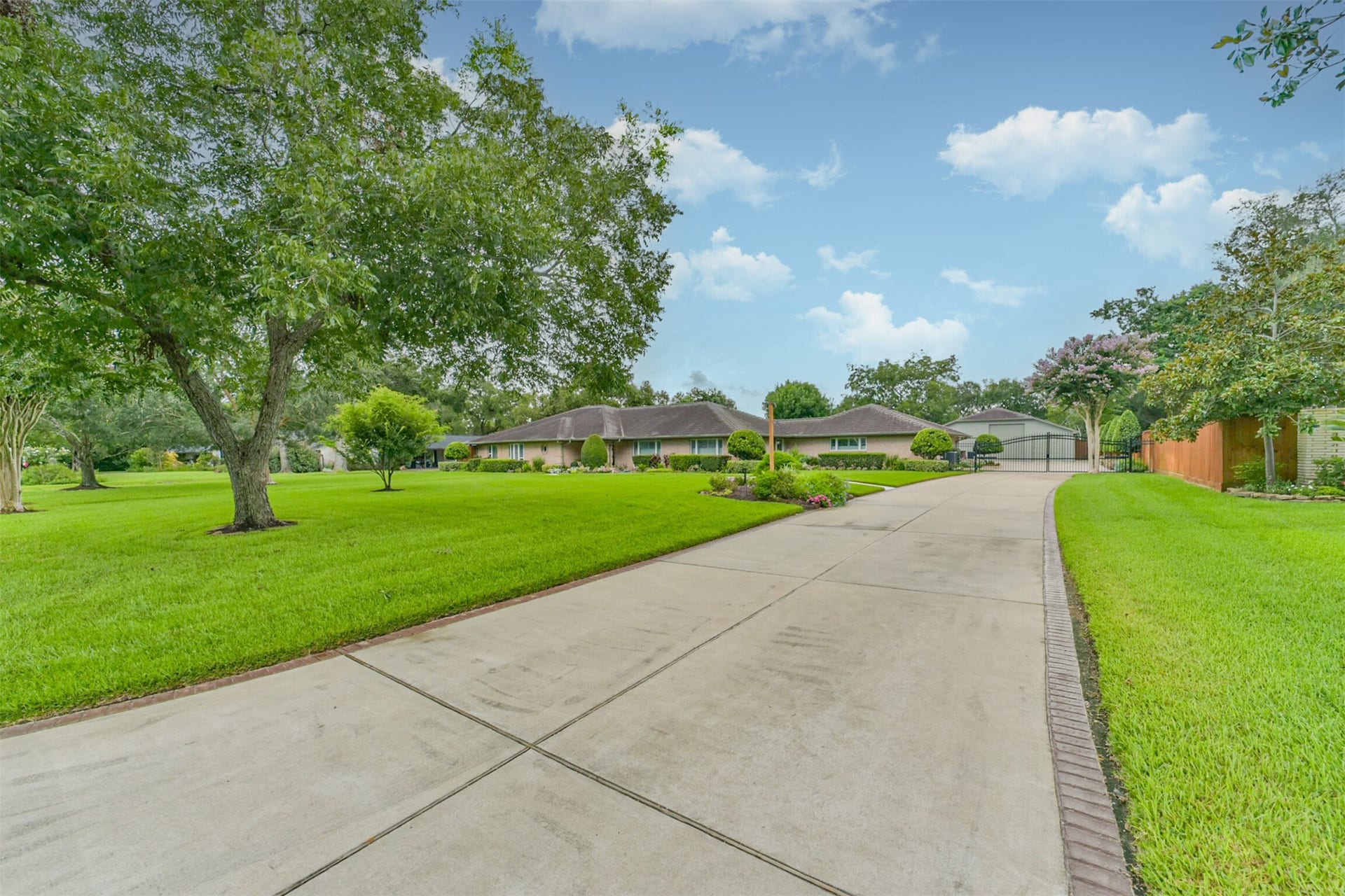 3210 Nottingham Street, Pearland, TX 77581 Driveway for all the cars you have and more!