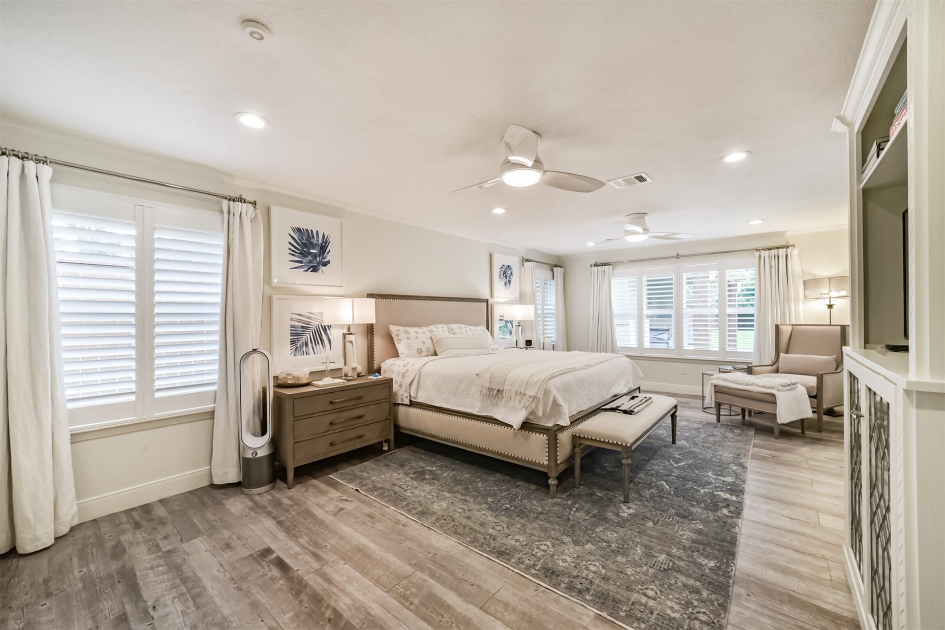 3210 Nottingham Street, Pearland, TX 77581 Primary suite is a dream come true! Plenty of light, built-in tv cabinet, sitting areas, just lovely and inviting!