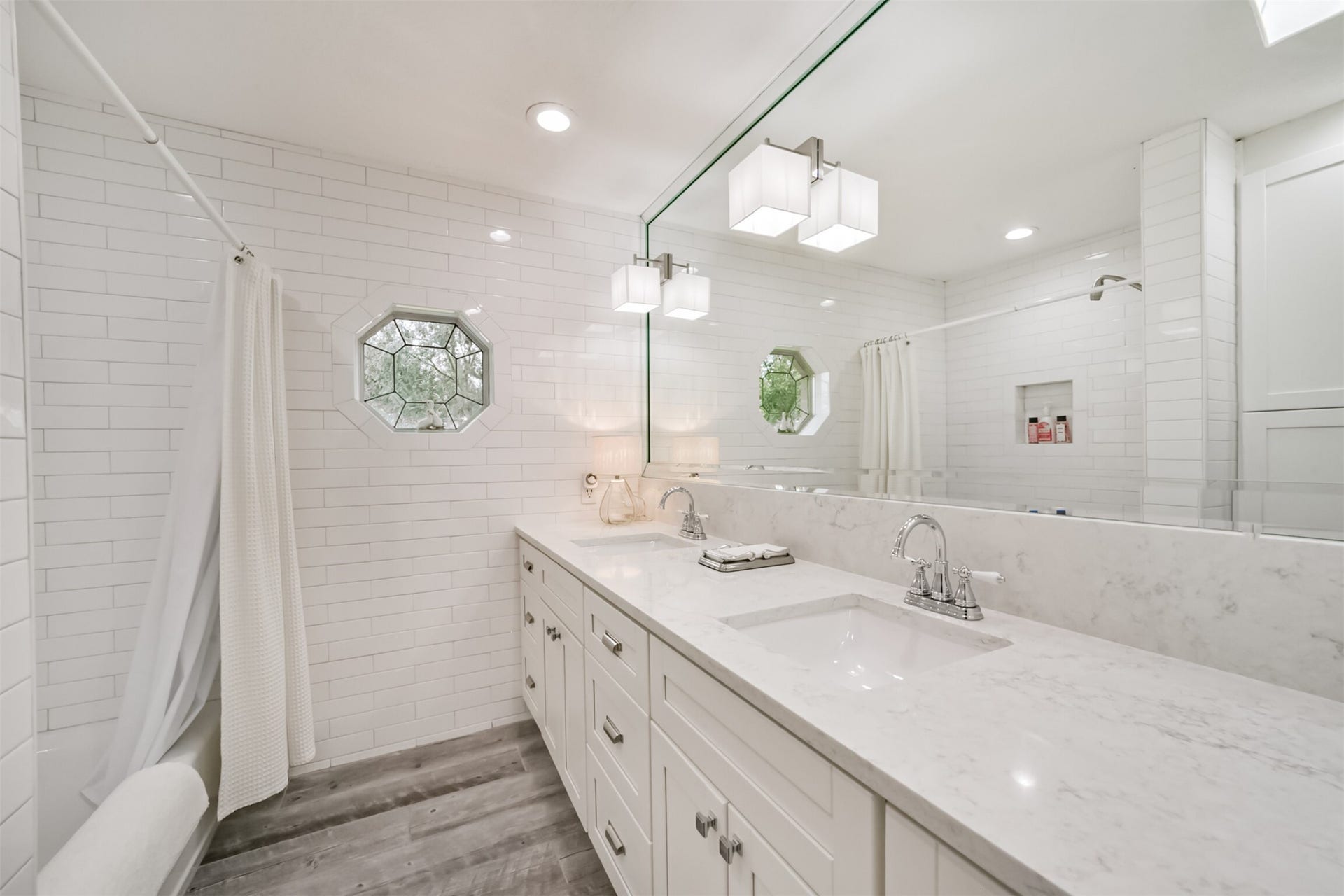 3210 Nottingham Street, Pearland, TX 77581 Double sinks and bathtub in this room