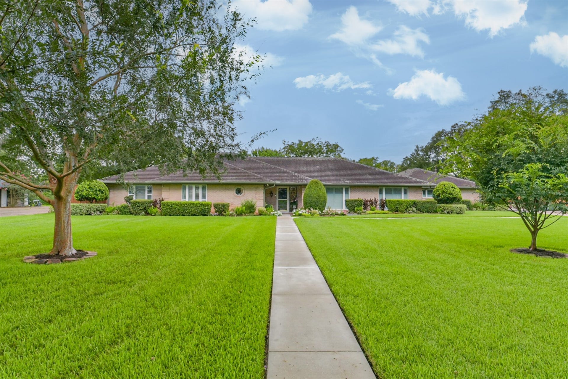 3210 Nottingham Street, Pearland, TX 77581 Sprawling one story beauty on 1.13 acres in the heart of Pearland!