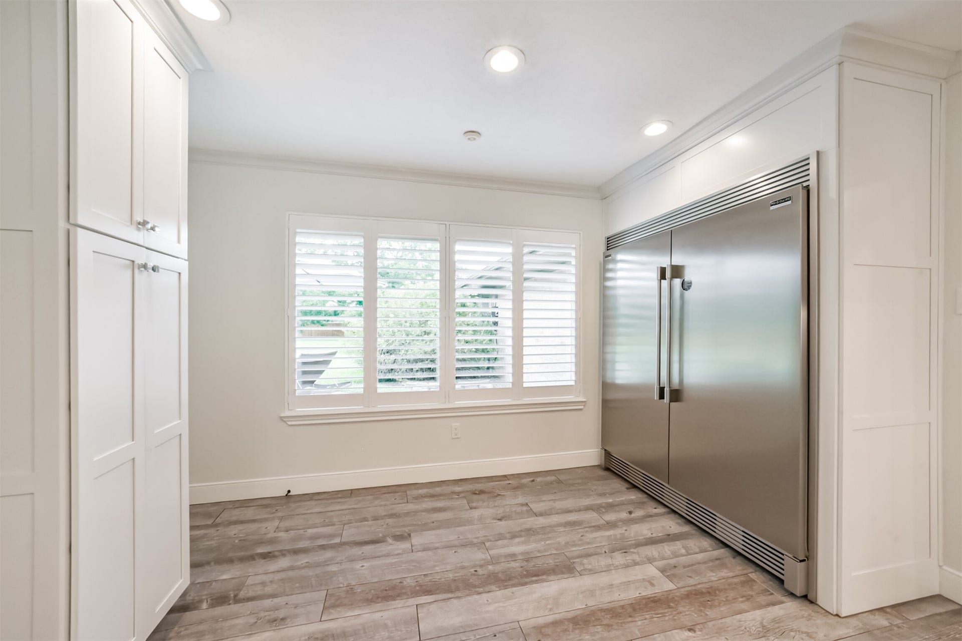 3210 Nottingham Street, Pearland, TX 77581 Breakfast area has custom cabinets and oversized refrigerator. This space has many possible uses!