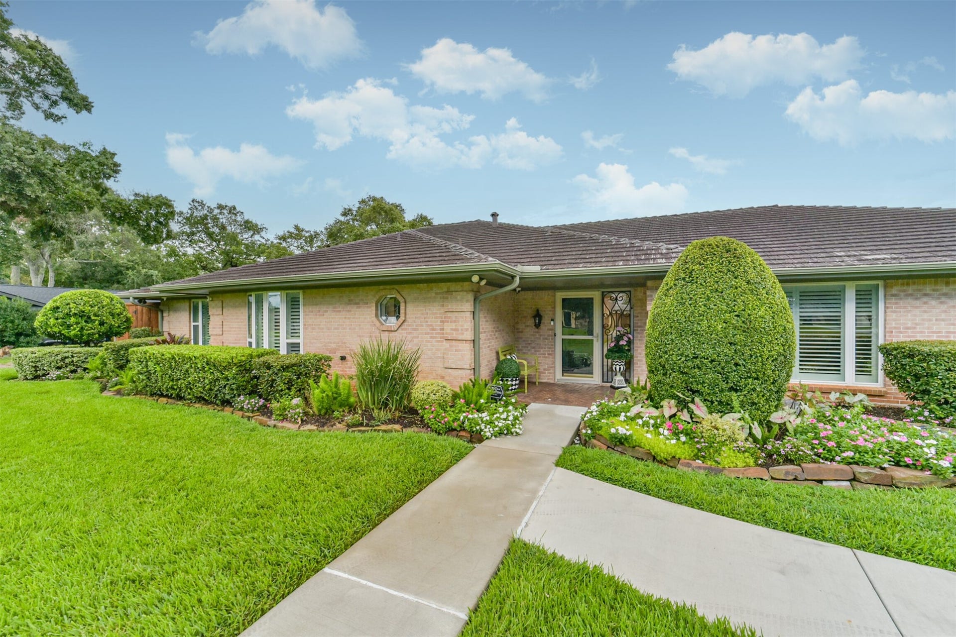 3210 Nottingham Street, Pearland, TX 77581 Beautiful landscaping all around!